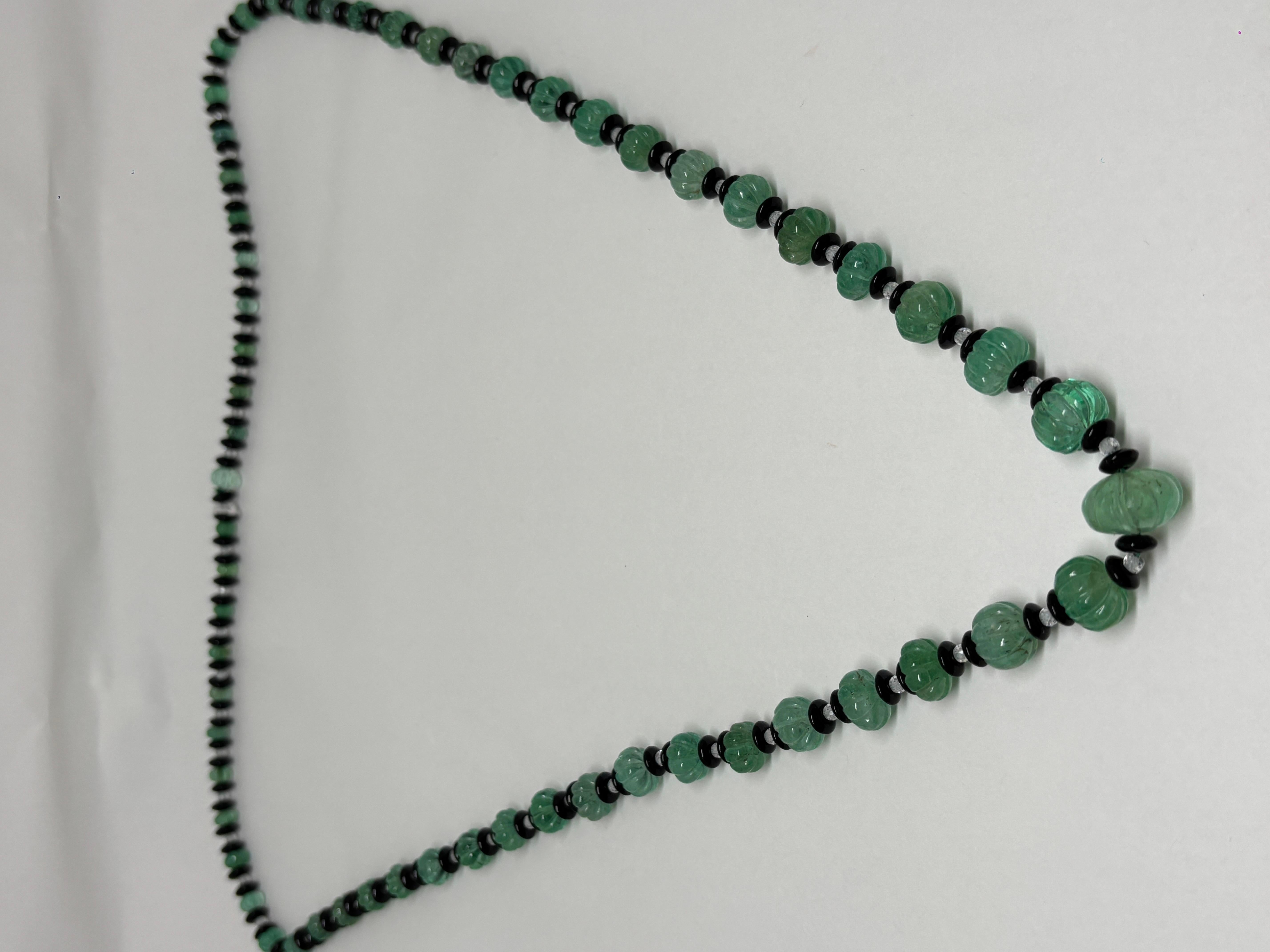 Questa splendida collana è caratterizzata da perle a forma di smeraldo, provenienti dalla Colombia, del peso di 197 carati. 

I ricchi smeraldi verdi sono splendidamente completati da 100 carati di onice nera e 23 carati di perle di cristallo