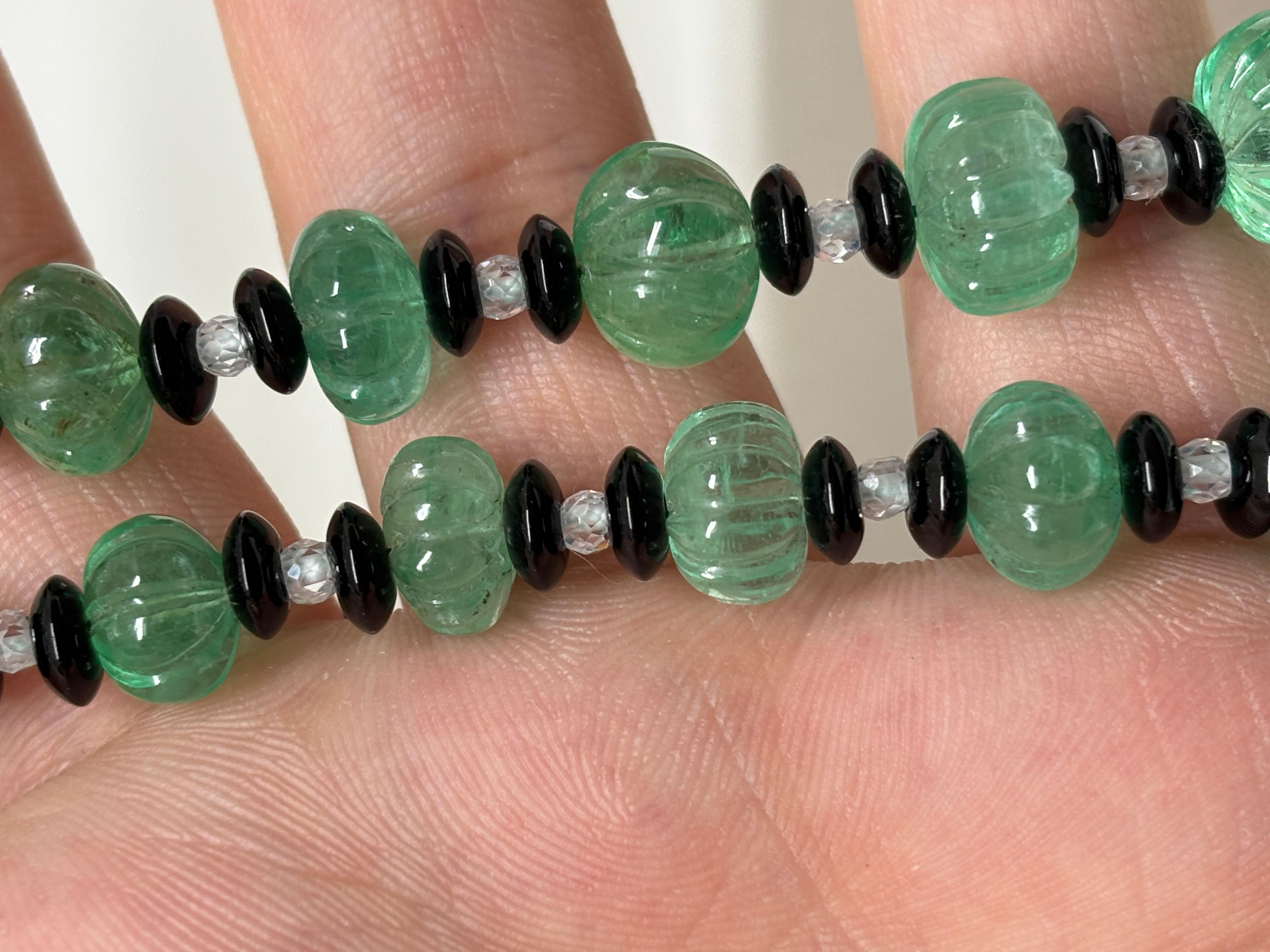 Perline di smeraldo a forma di melone Cts 197 con onice nera e collana di cristalli in vendita 1