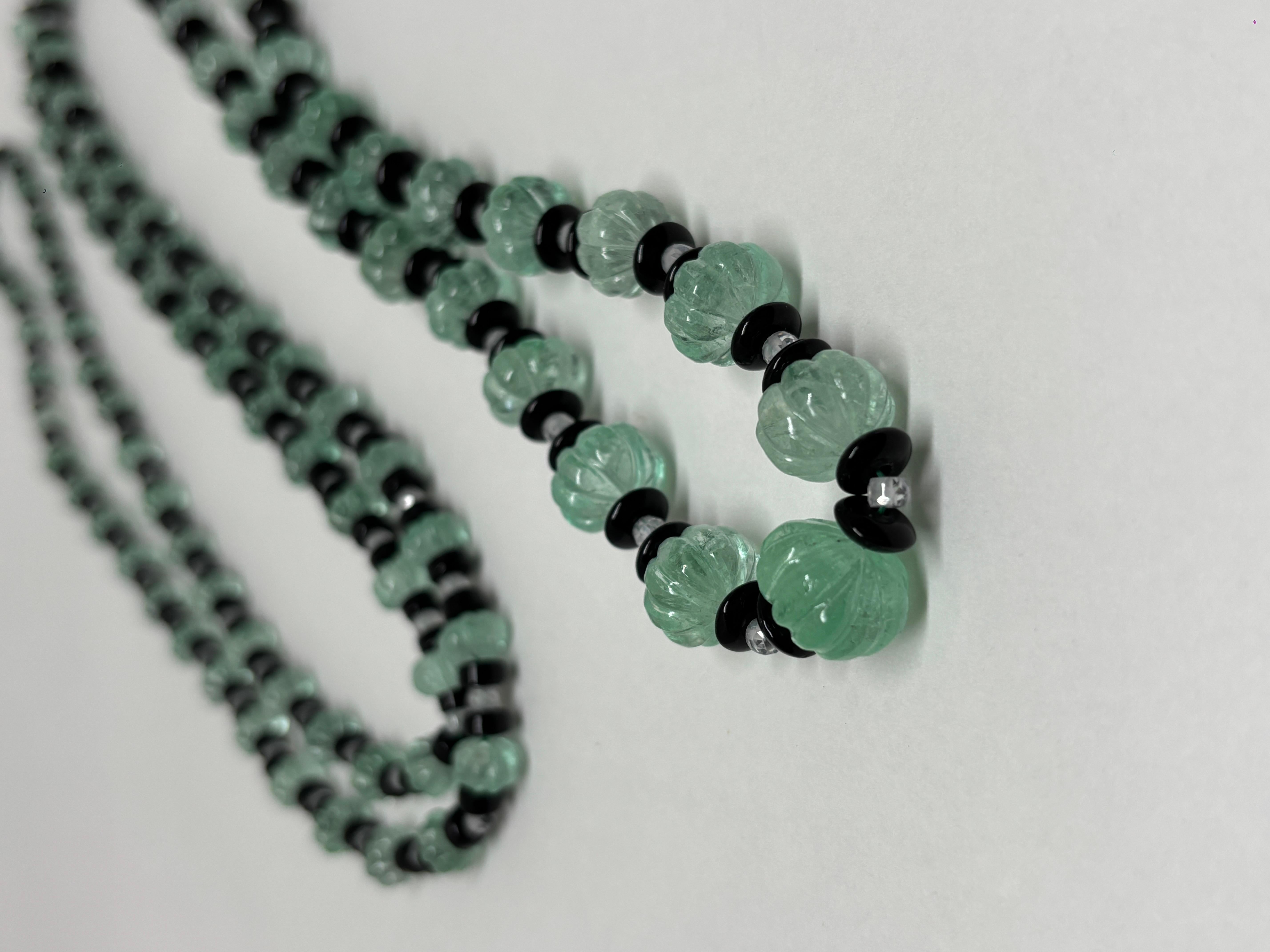 Questa splendida collana di 48 pollici presenta vibranti perle di smeraldo a forma di melone, per un totale di 210 carati, provenienti dalle rinomate miniere della Colombia. 

La ricca tonalità verde degli smeraldi simboleggia la rinascita, l'amore