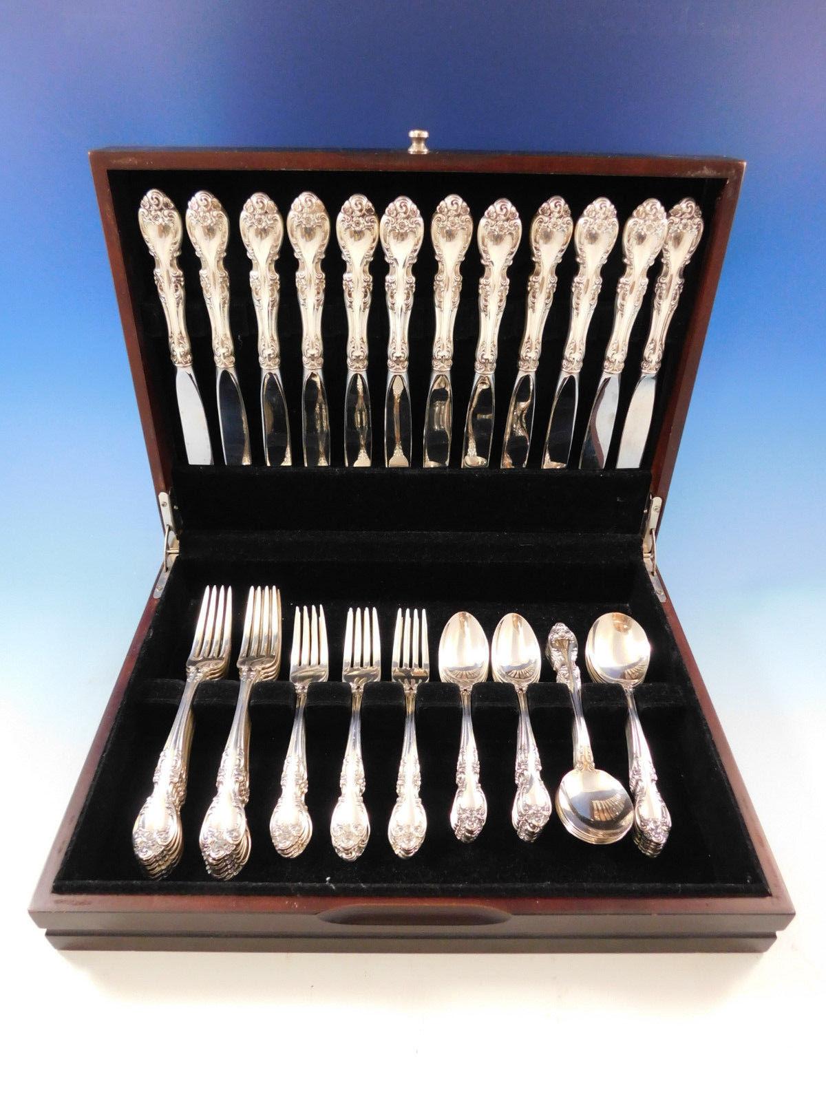 Service de couverts de table Melrose by Gorham en argent sterling - 60 pièces. Cet ensemble comprend :

12 couteaux de table, 9 1/2
12 fourchettes pour le dîner, 7 3/4
12 fourchettes à salade, 6 5/8
12 cuillères à café, 6