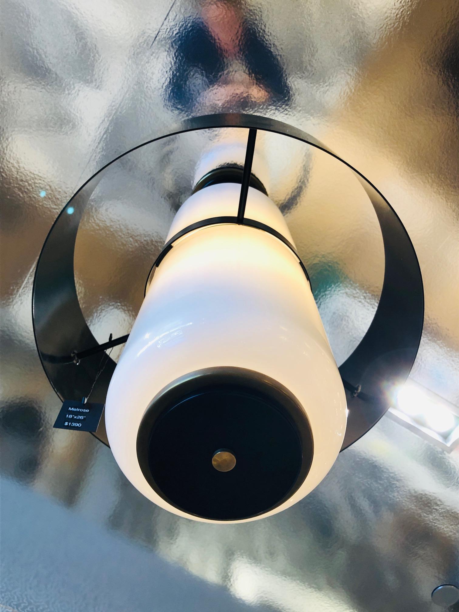 Melrose Light Fixture aus Messing im Vintage-Stil. Inspiriert von der französischen Industriellenbewegung der 1940er Jahre, erinnern diese Leuchten aus geblasenem Glas und Messing an alte Pariser Cafés, sind aber gleichzeitig ein modernes Statement,