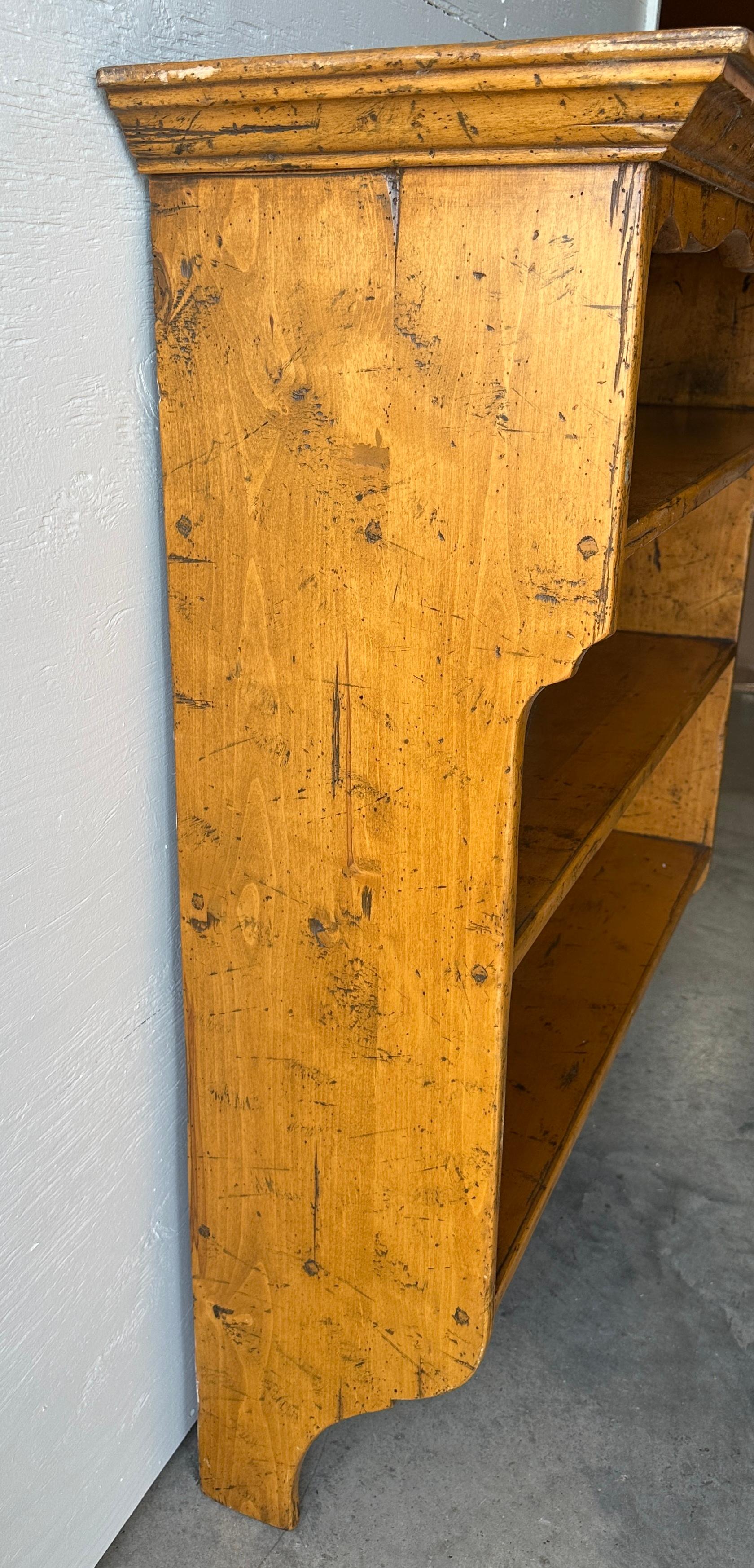 Questo incredibile scaffale/portateglie in pino di Melrose Pine Antique ha un'etichetta sulla parte superiore del ripiano. Si tratta di una riproduzione di una parete sospesa del XVIII secolo.  portapiatti. È in condizioni incredibili e molto