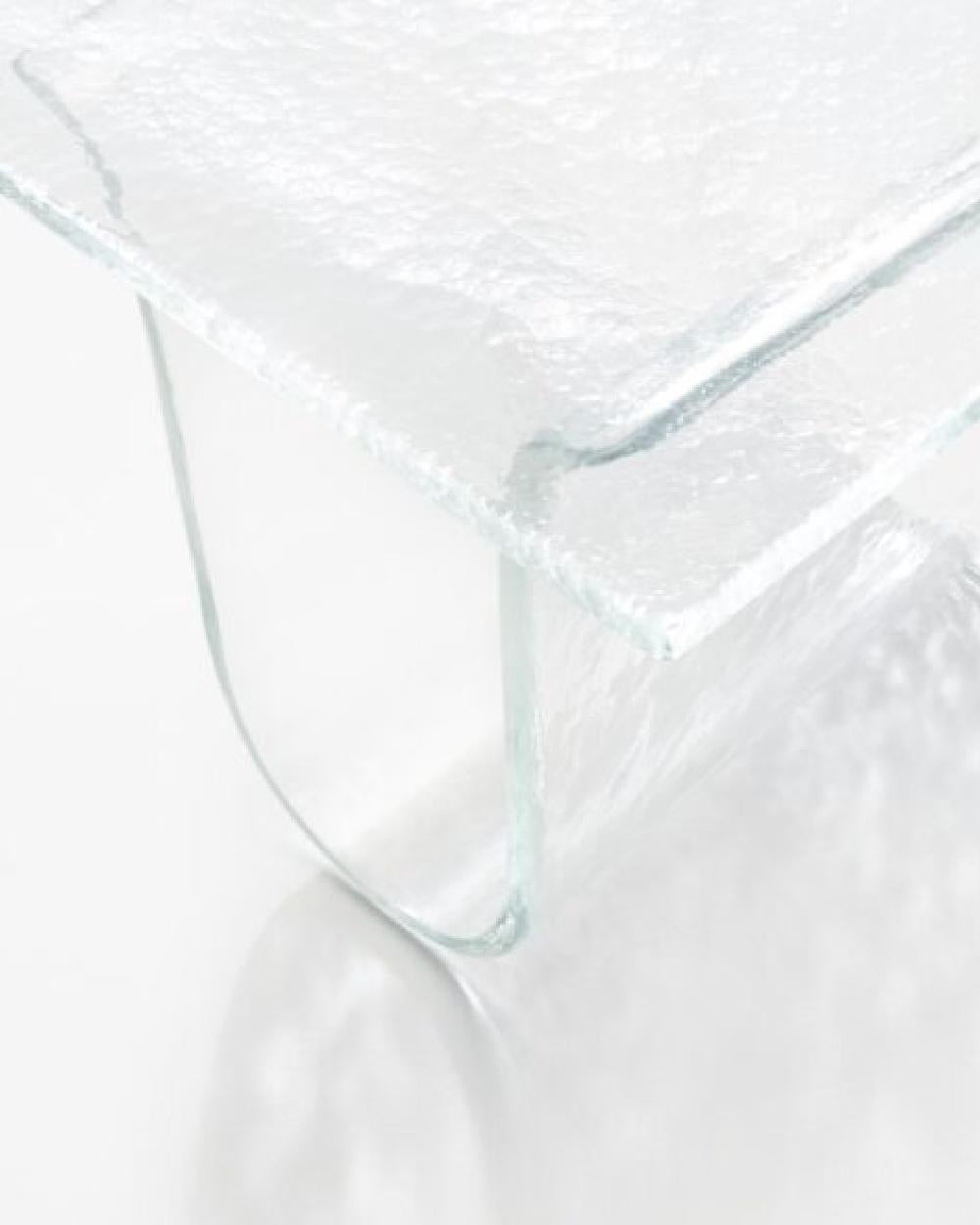 Melt ist eine Collaboration mit dem japanischen Studio Nendo, inspiriert von der Flexibilität von geschmolzenem Glas und der Schwerkraft. Die Entstehung von Melt war eine einzigartige und komplexe Produktion. Nachdem er die Handwerker in den