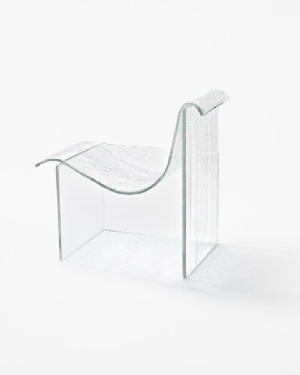 Melt est une collaboration avec le studio de design japonais Nendo, inspirée par la flexibilité du verre en fusion et la force de gravité. La création de Melt a été une production unique et complexe. Après avoir observé les artisans travaillant dans