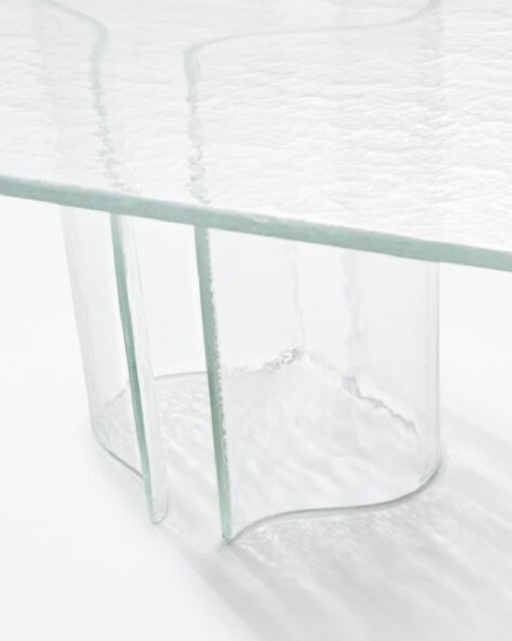 Melt est une collaboration avec le studio de design japonais Nendo, inspirée par la flexibilité du verre en fusion et la force de gravité. La création de Melt a été une production unique et complexe. Après avoir observé les artisans travaillant dans