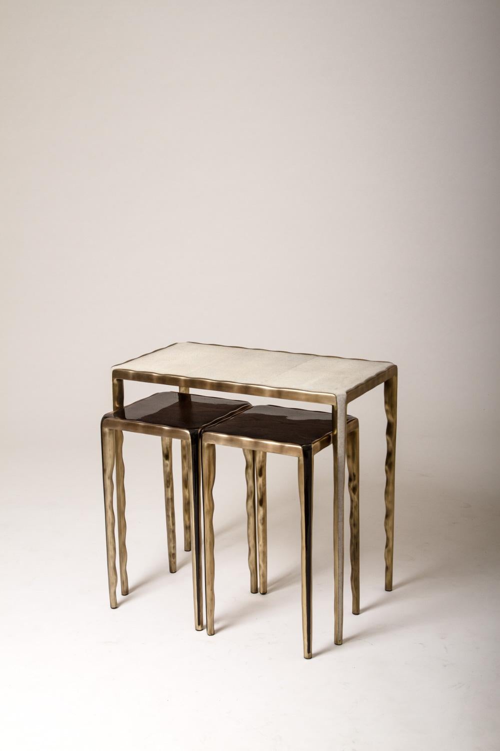 Laiton Tables basses gigognes en galuchat, coquillage et laiton de R & Y Augousti en vente