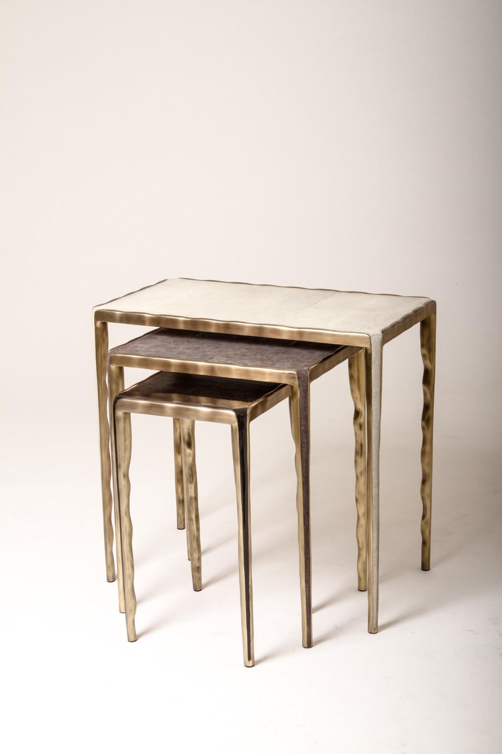 Laiton Table d'appoint en galuchat flottant avec détails en laiton bronze-patina de R & Y Augousti en vente