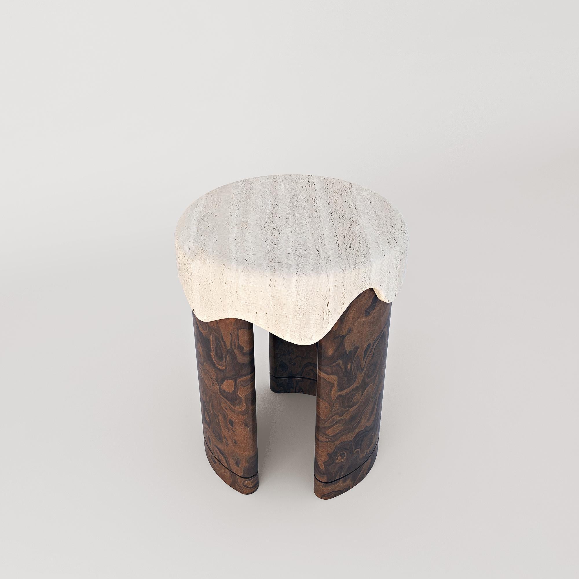 Die Kollektion Melt verwischt die Grenzen zwischen Solidität und Fluidität, indem sie sich auf Naturstein und Holz stützt, um eine dreiteilige Tischkollektion zu bilden, wobei jedes Stück mit der Ergänzung und dem Kontrast dieser Materialien spielt,