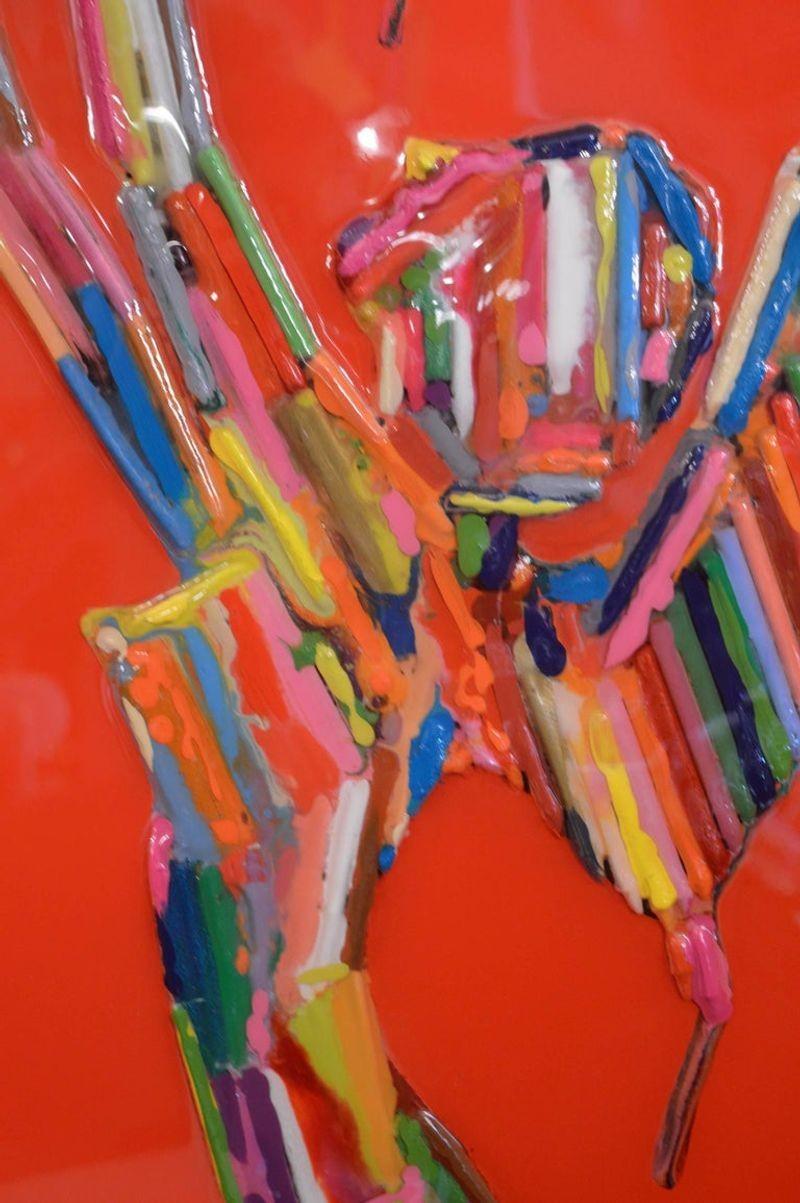 Américain Le prix de l'Emmy Award Melted Crayon sur fond rouge en vente