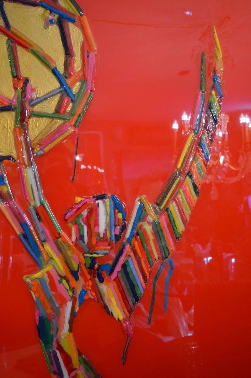 Le prix de l'Emmy Award Melted Crayon sur fond rouge Excellent état - En vente à Los Angeles, CA