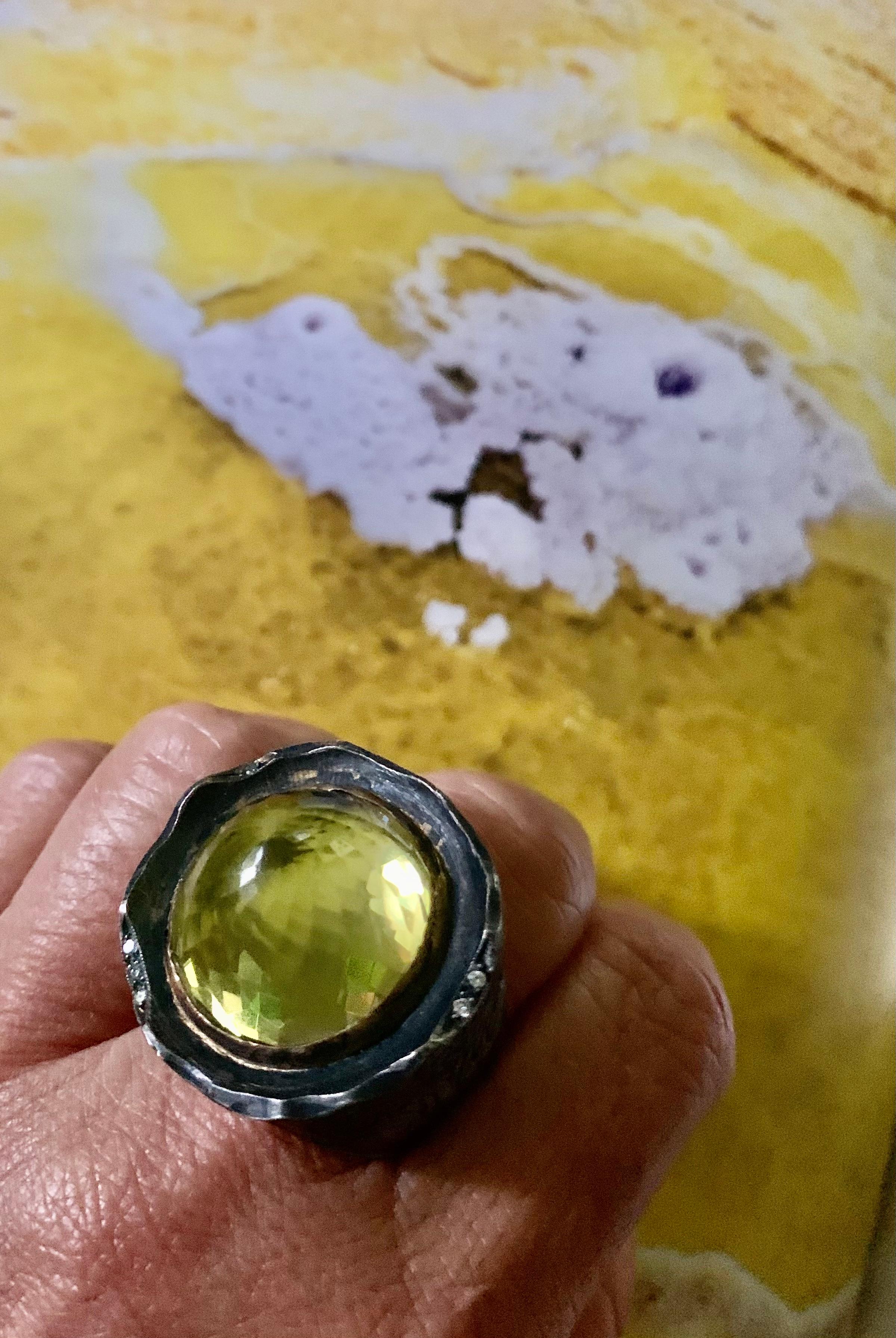 Cette bague unique de 42,25 carats en quartz citron, diamant en or jaune 24K et argent anodisé a été créée par la designer Meltem Kurtulan, lauréate d'un prix international. Elle a été fabriquée à la main selon la tradition ottomane du Vieux