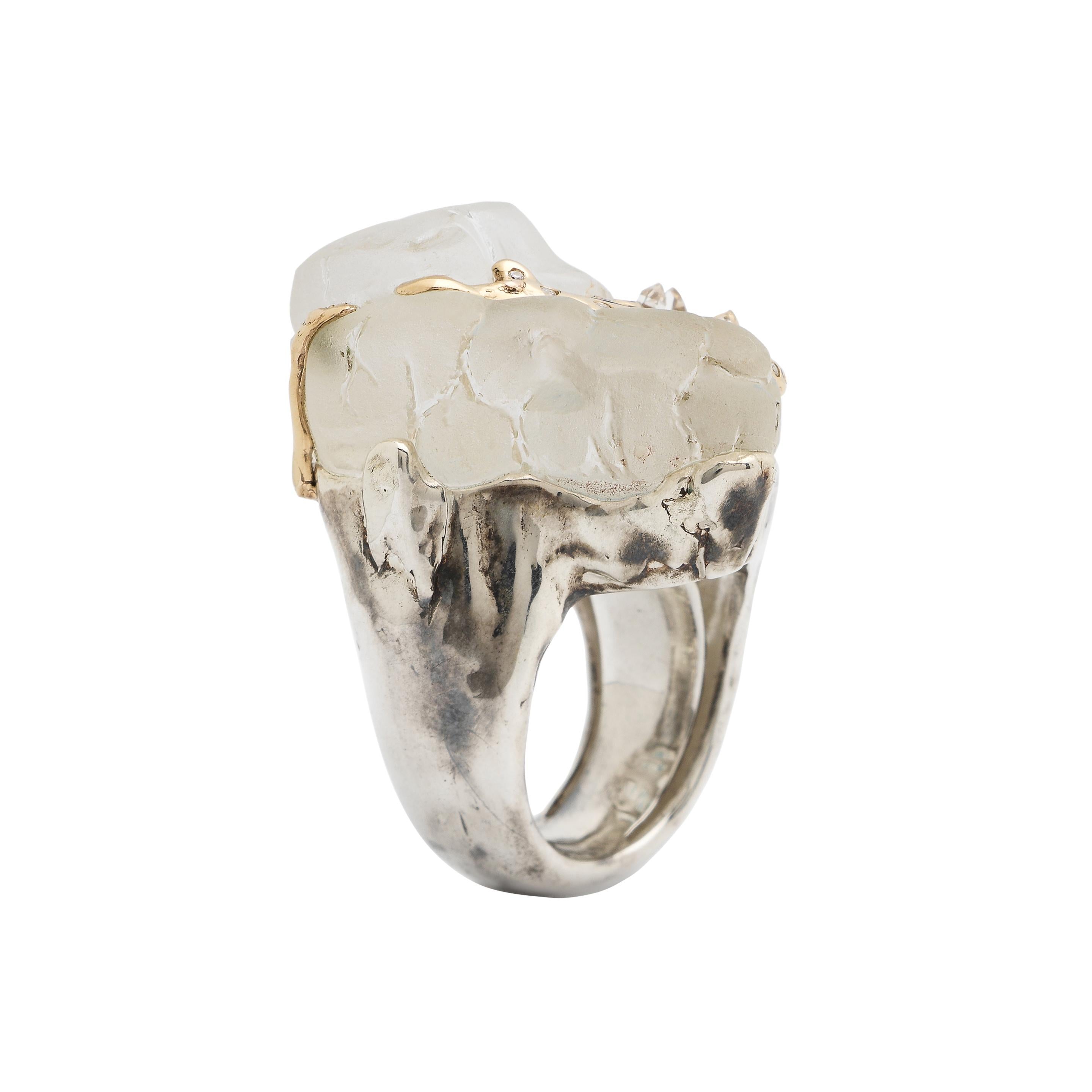 Bibi hat diesen wunderschönen Cocktailring mit schmelzender Eiskappe kreiert, um an die Auswirkungen des Klimawandels zu erinnern. Der aus geschwärztem Sterlingsilber gefertigte Ring ist mit einer strukturierten weißen Quarz-Eiskappe versehen, die