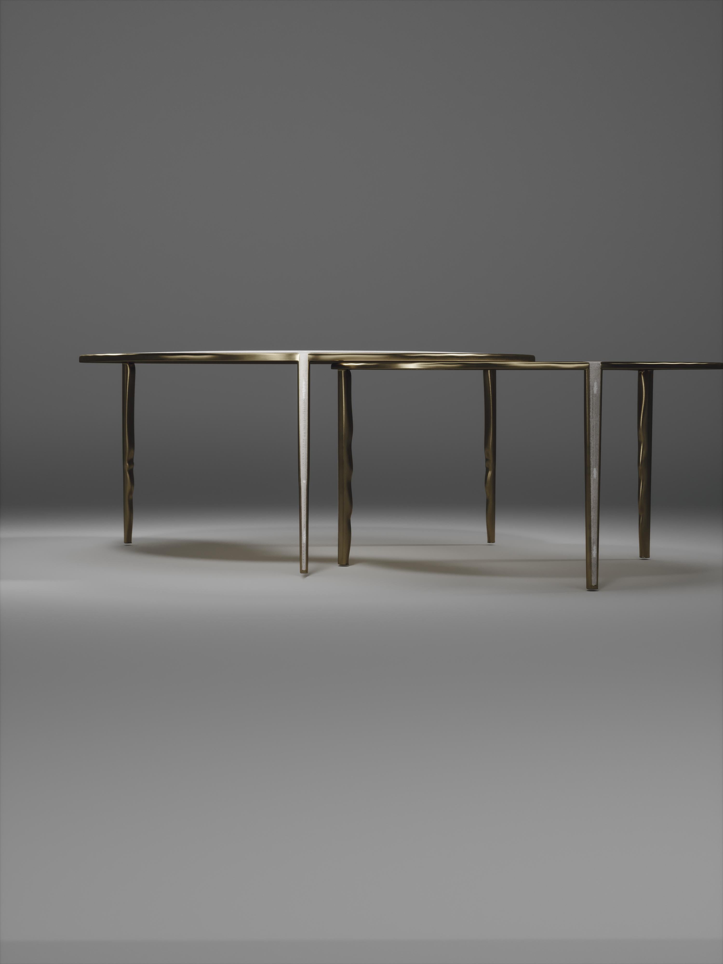 Art déco Tables basses gigognes en galuchat, coquillage et laiton de R & Y Augousti en vente