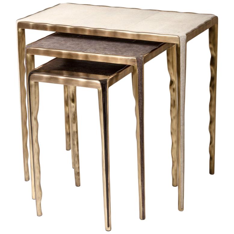 Lot de 3 tables d'appoint gigognes en galuchat, onyx et laiton de R&Y Augousti en vente 3