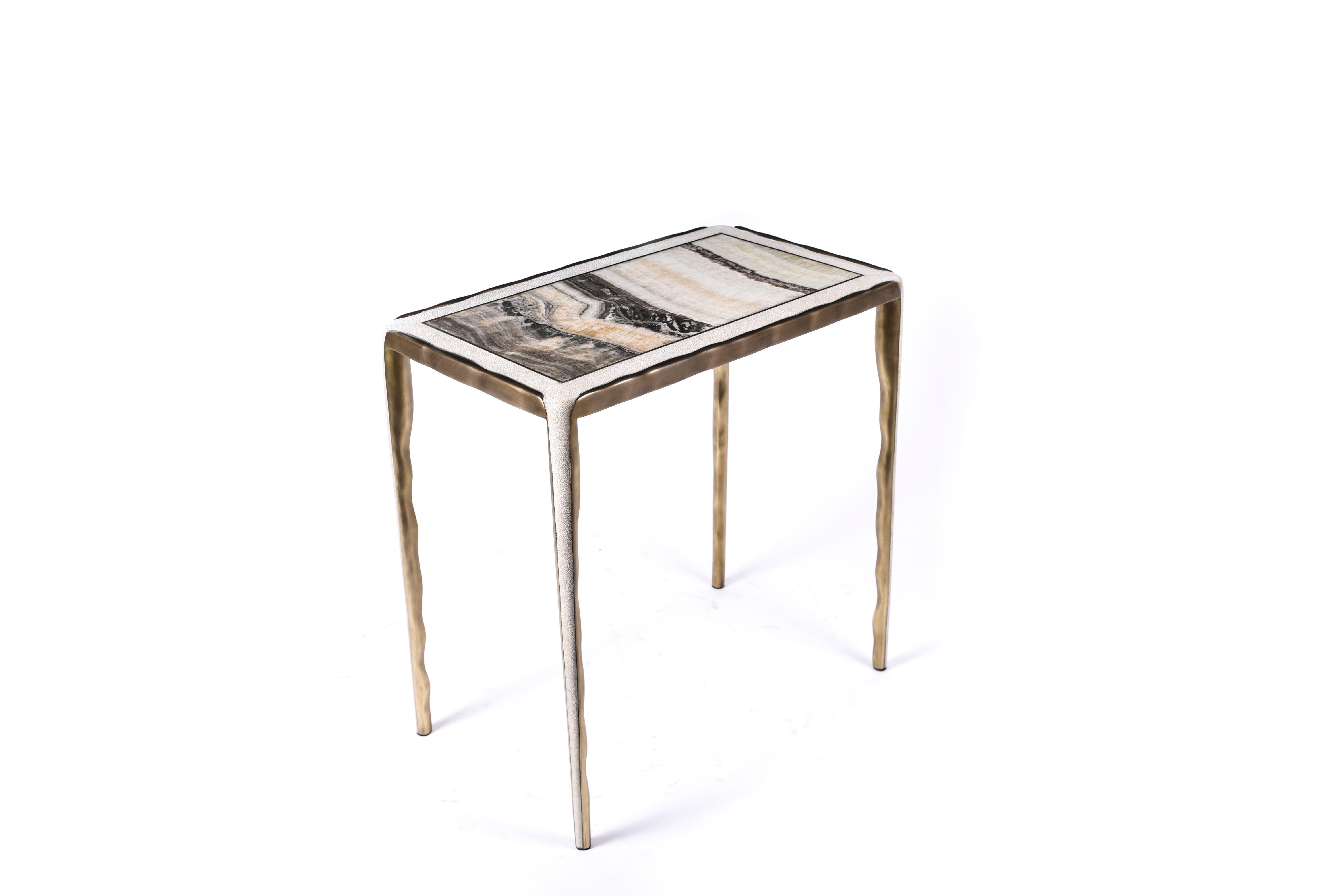 Laiton Lot de 3 tables d'appoint gigognes en galuchat, onyx et laiton de R&Y Augousti en vente