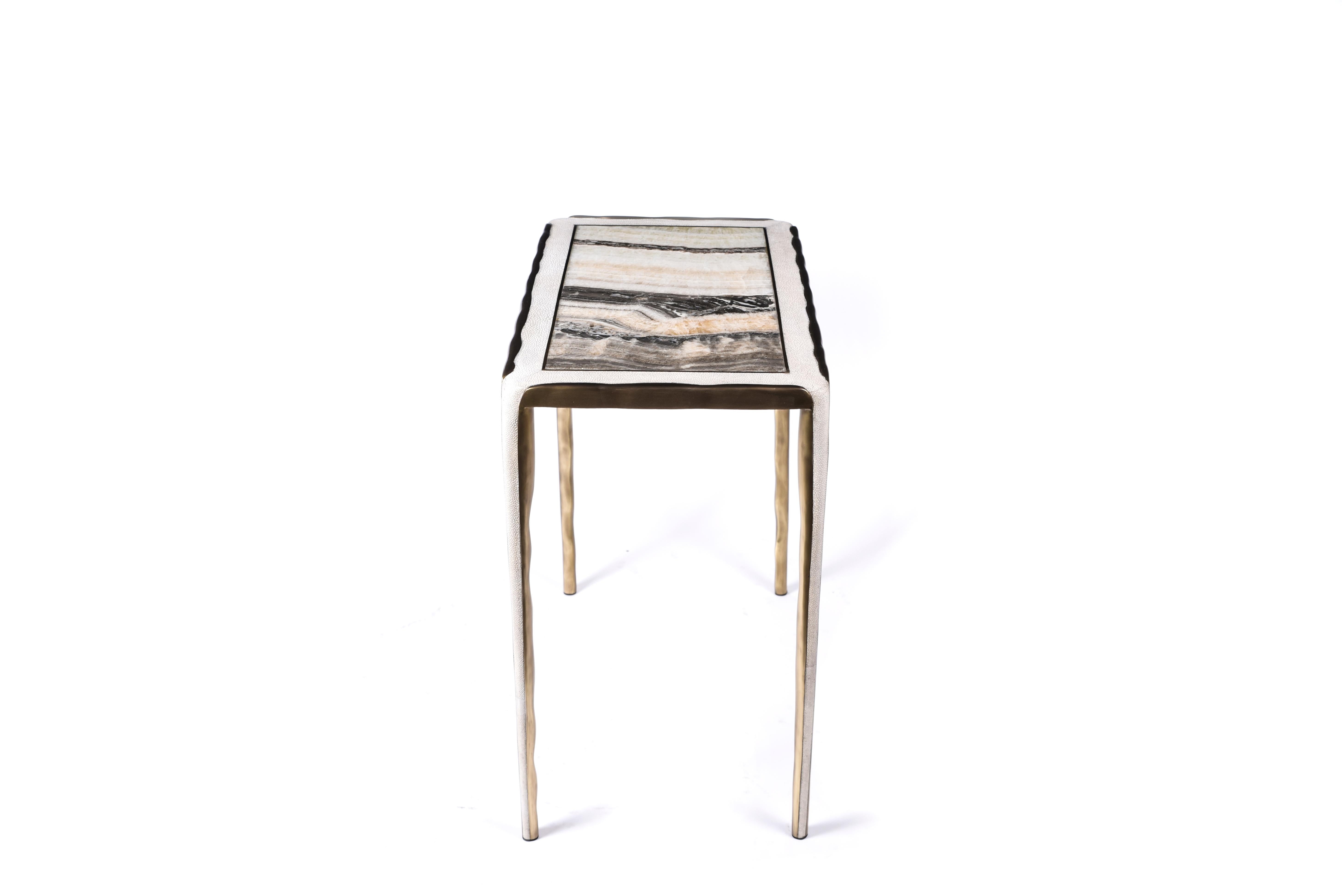 Lot de 3 tables d'appoint gigognes en galuchat, onyx et laiton de R&Y Augousti en vente 1