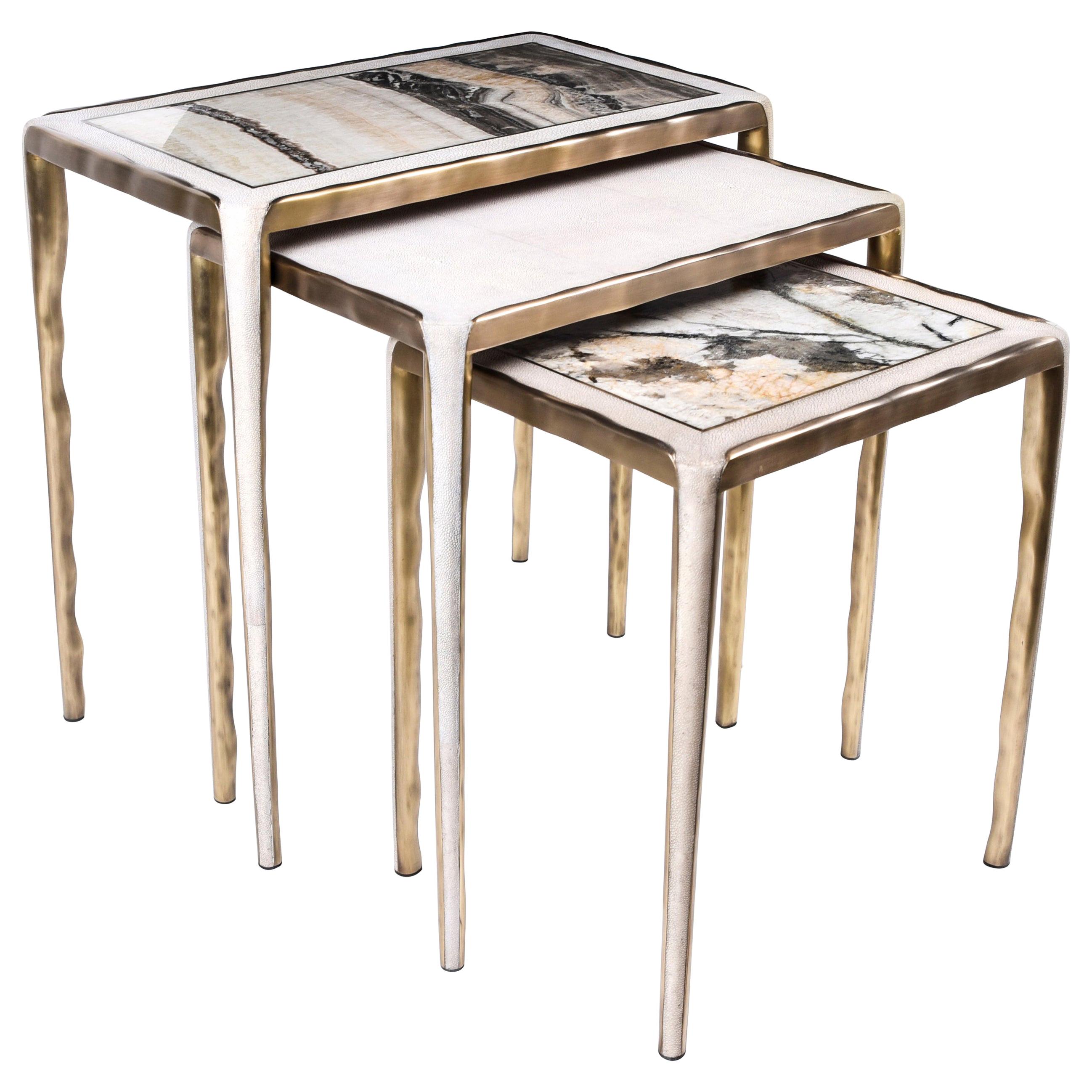 Lot de 3 tables d'appoint gigognes en galuchat, onyx et laiton de R&Y Augousti en vente