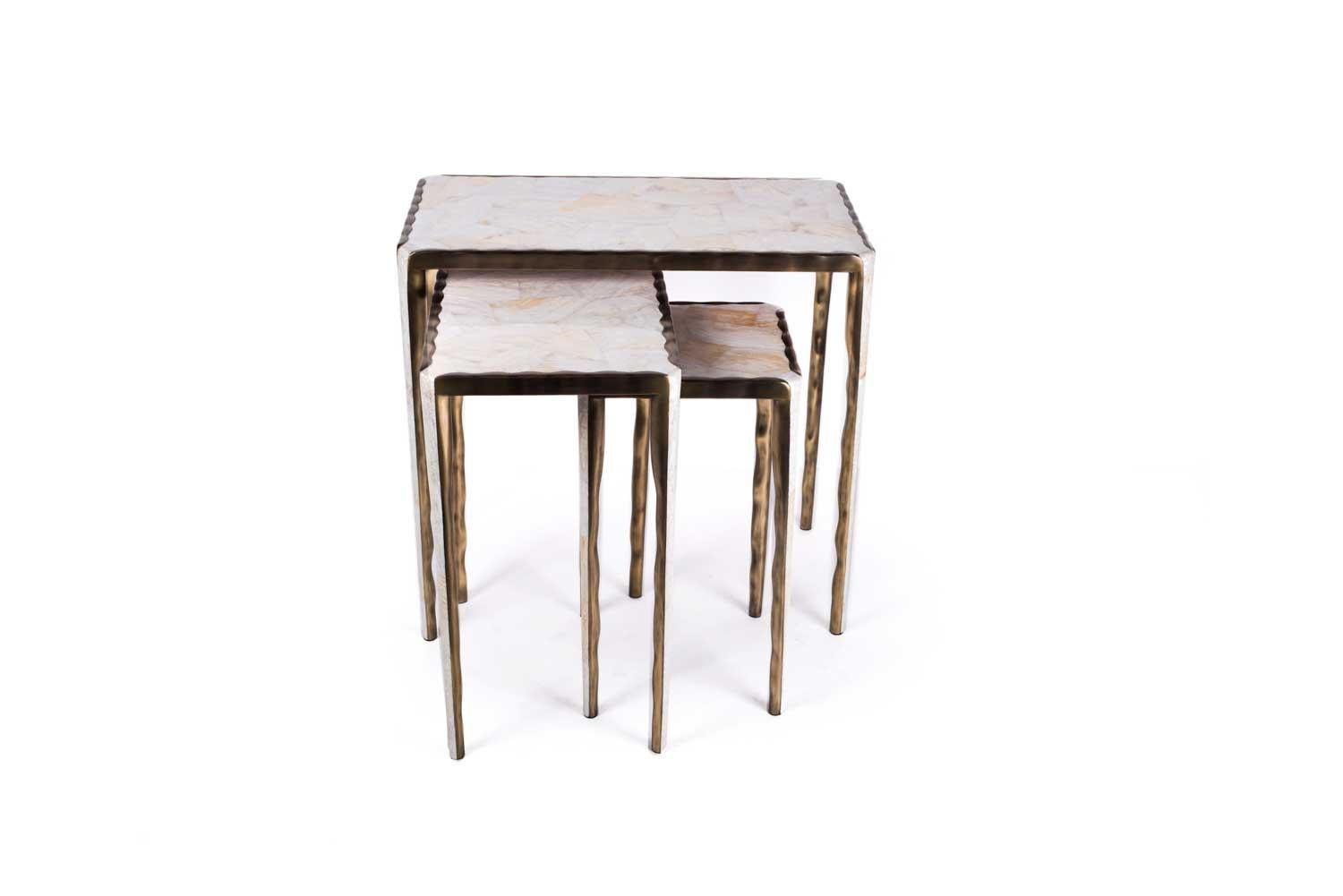 Lot de 3 tables d'appoint gigognes en galuchat, coquillage et laiton de R&Y Augousti en vente 1