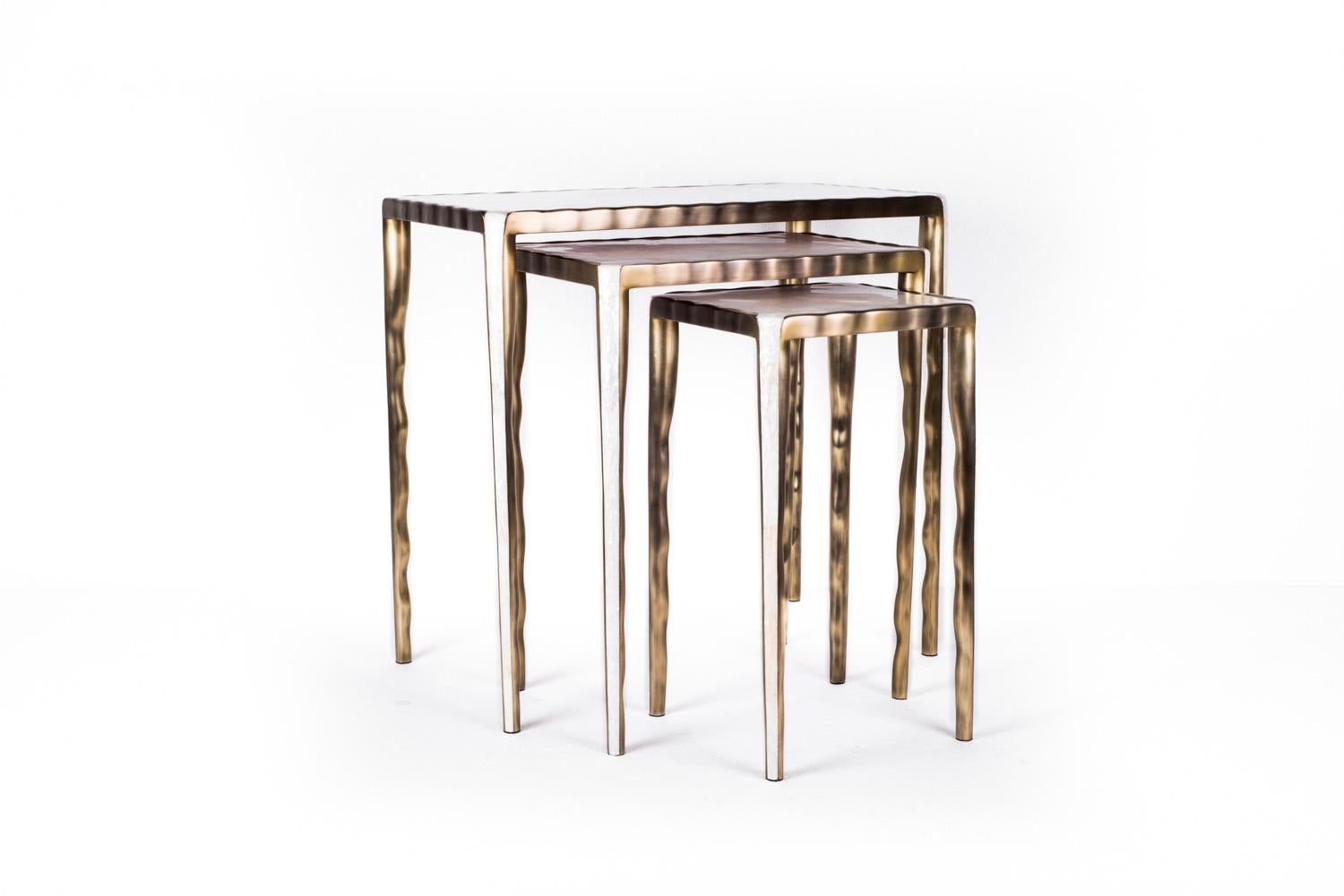 Français Table gigogne en forme de S en nacre et bronze-patina de R&Y Augousti en vente