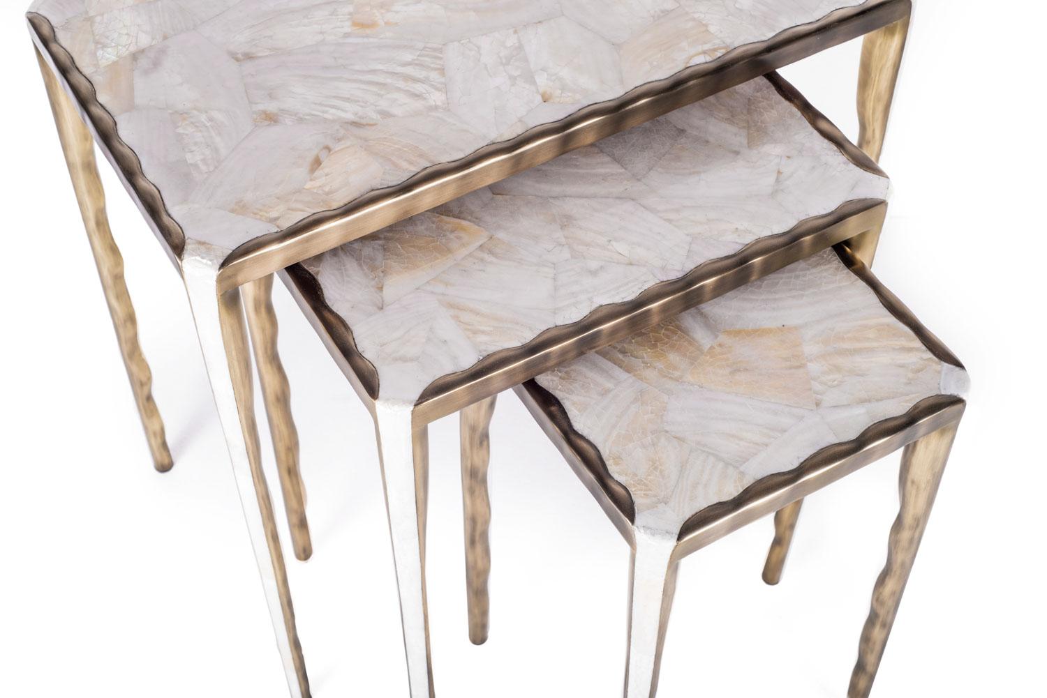 Fait main Table gigogne en forme de S en nacre et bronze-patina de R&Y Augousti en vente