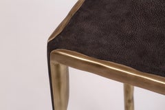 Tavolino Melting Shagreen con dettagli in ottone patinato bronzo di R & Y Augousti