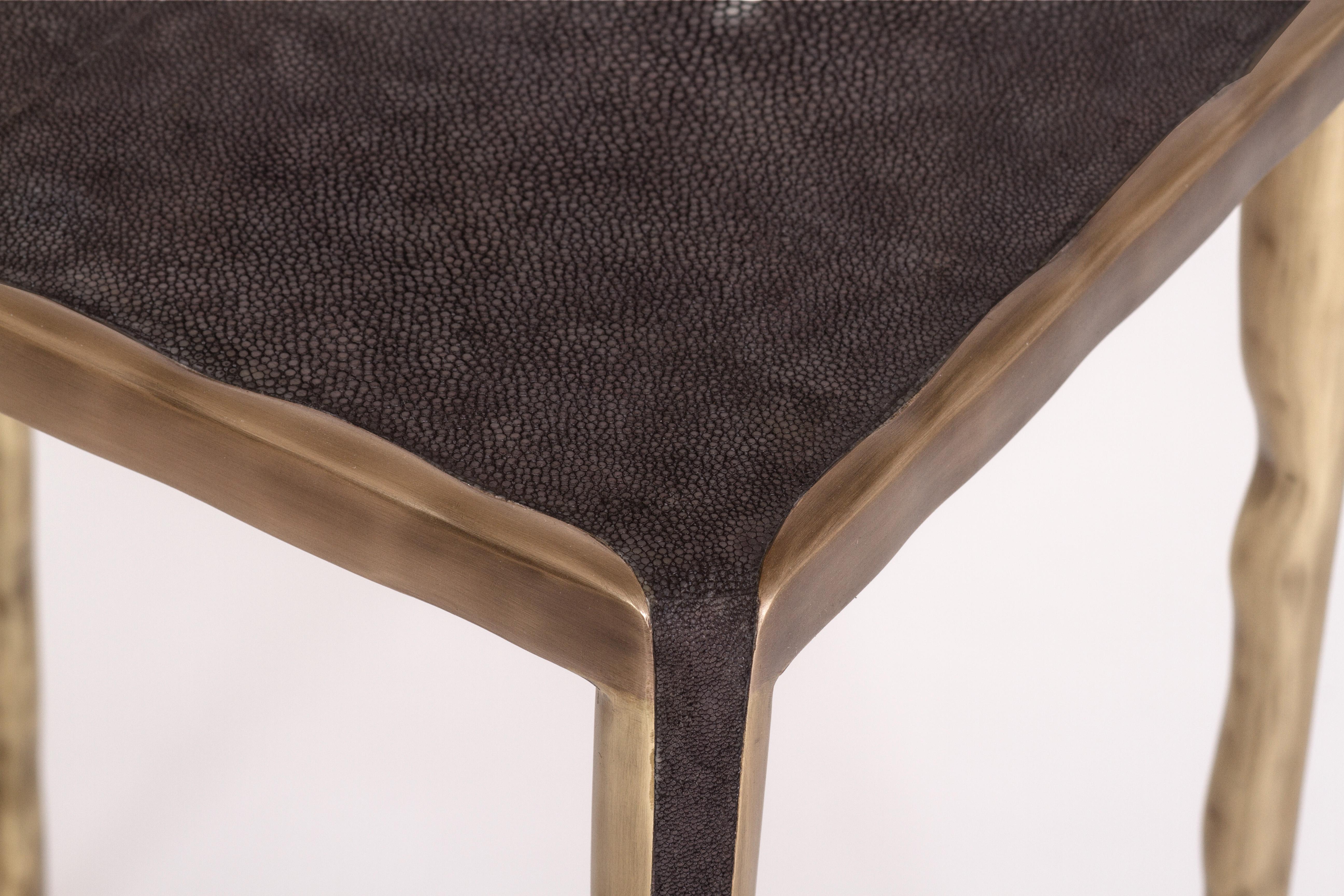 Art déco Table d'appoint en galuchat flottant avec détails en laiton bronze-patina de R&Y Augousti en vente