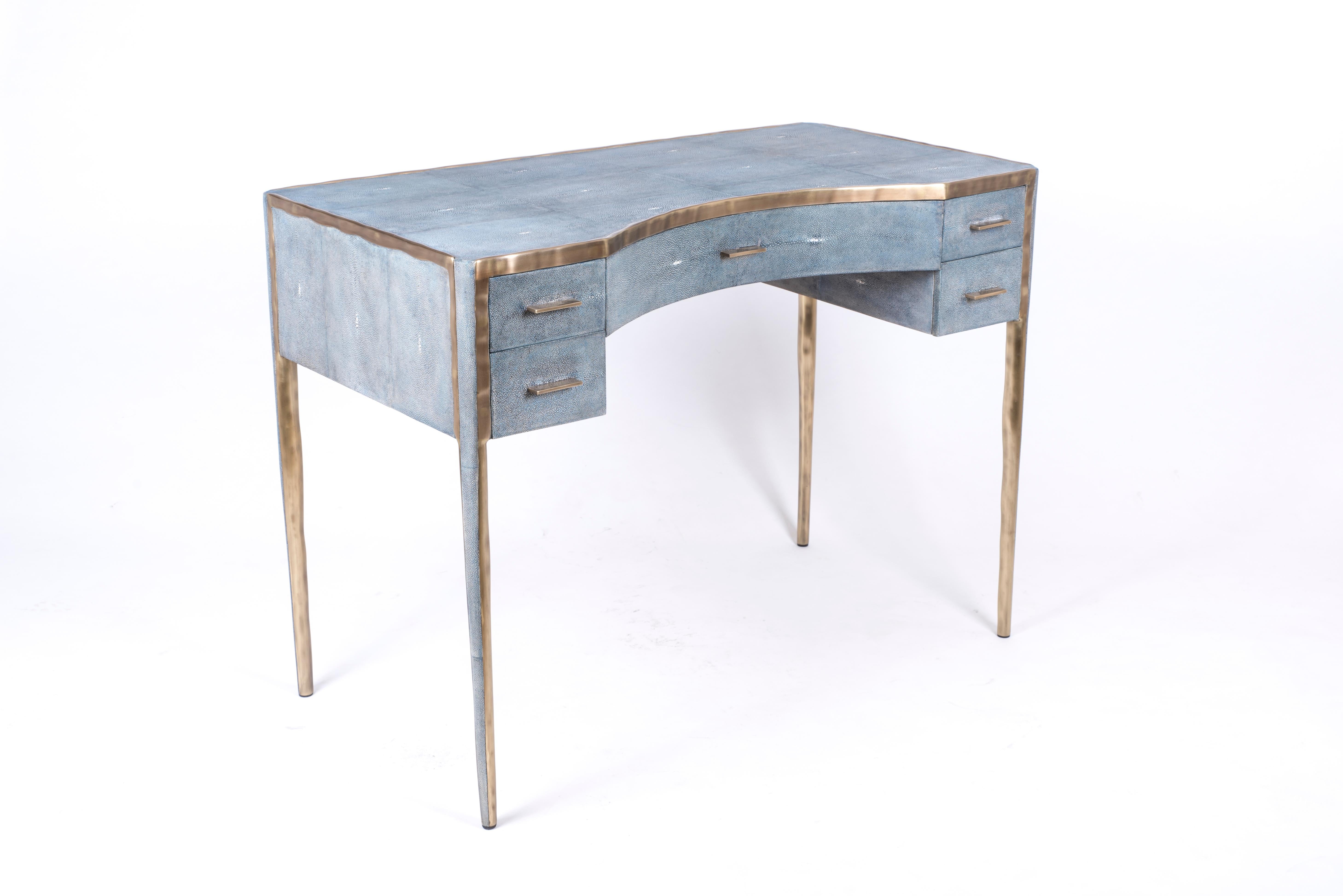 Français Table de toilette Melting en galuchat bleu et laiton Bronze-Patina de R & Y Augousti en vente