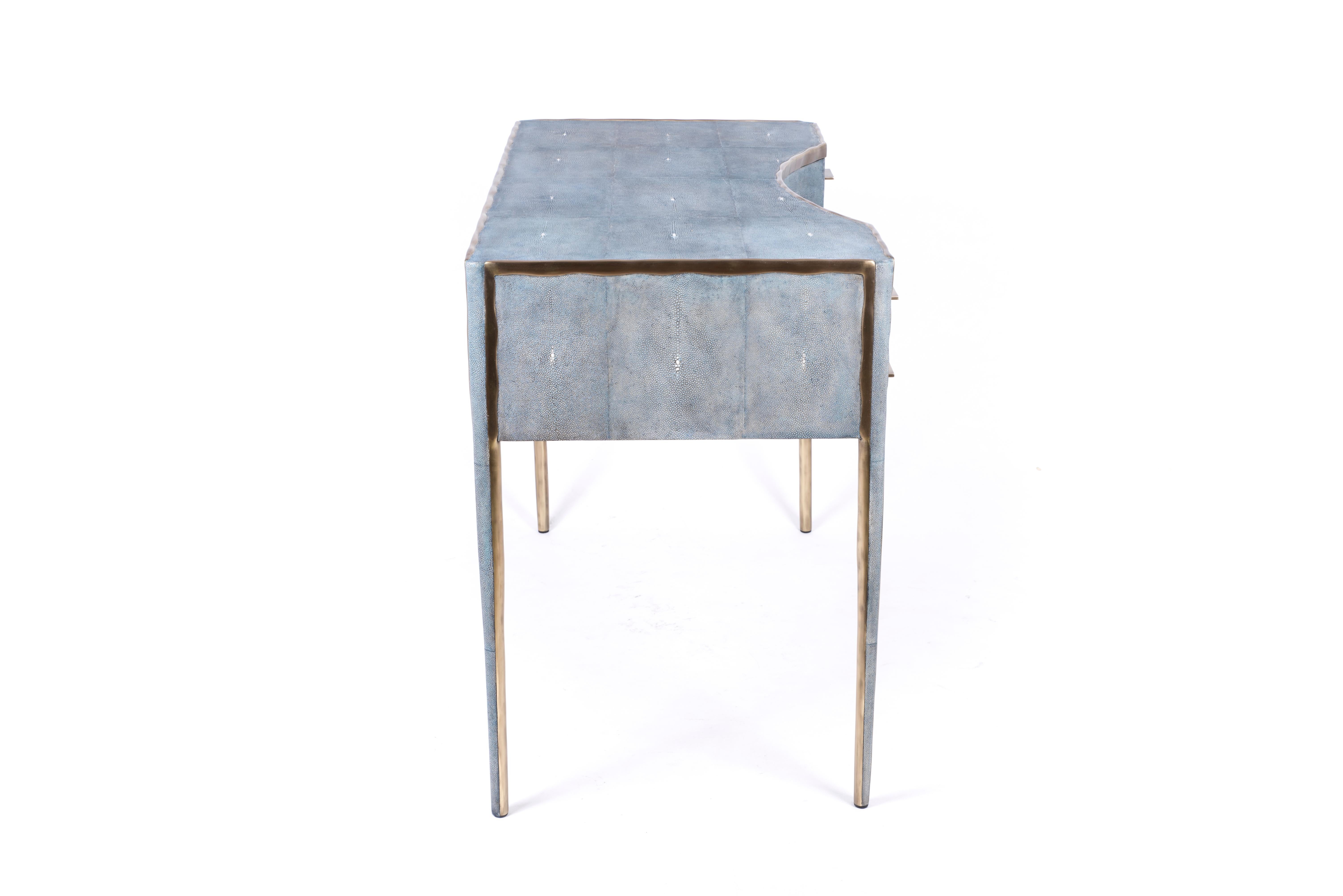 Fait main Table de toilette Melting en galuchat bleu et laiton Bronze-Patina de R & Y Augousti en vente