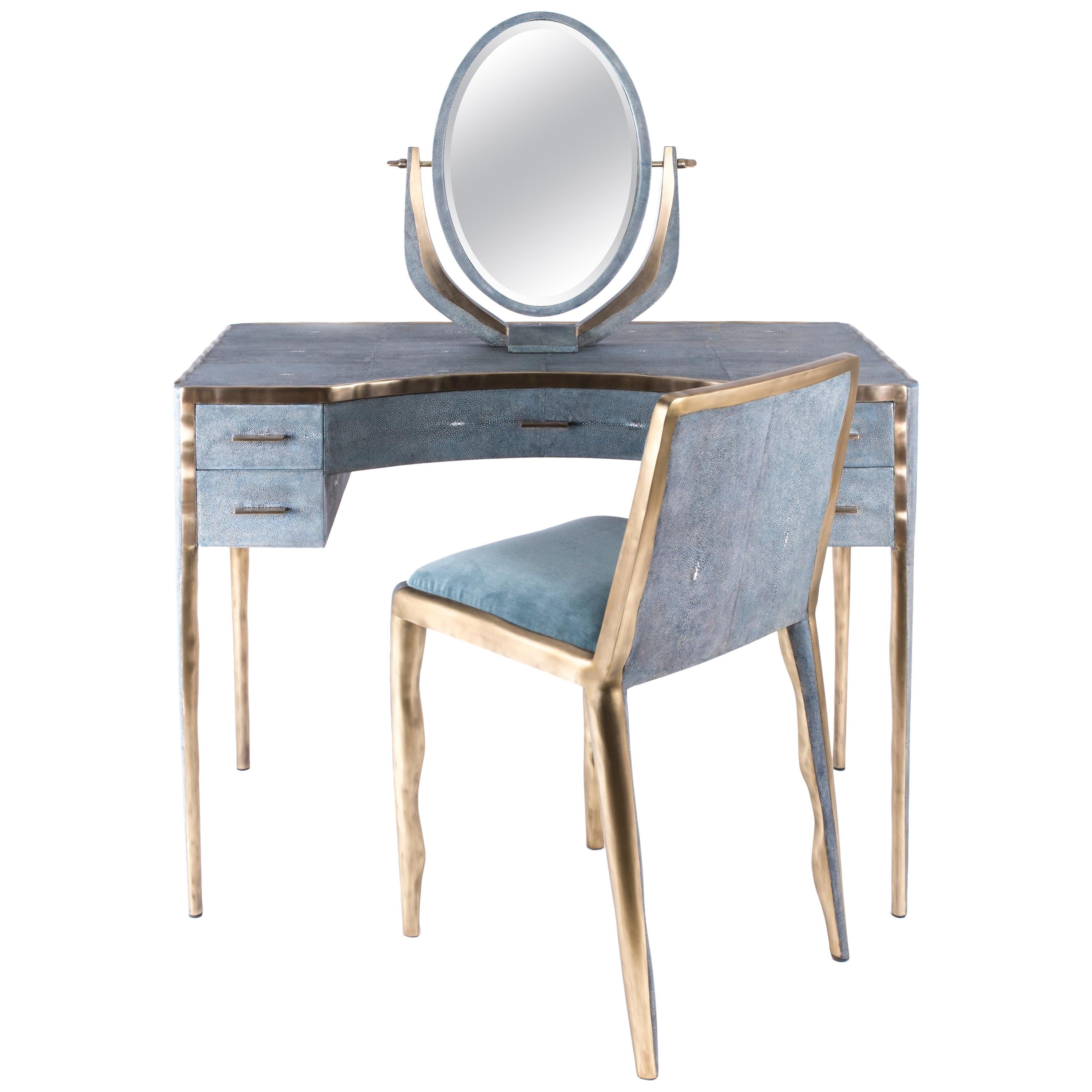 Table de toilette Melting en galuchat bleu et laiton patiné par R & Y Augousti en vente