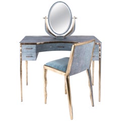 Table de toilette Melting en galuchat bleu et laiton patiné par R & Y Augousti