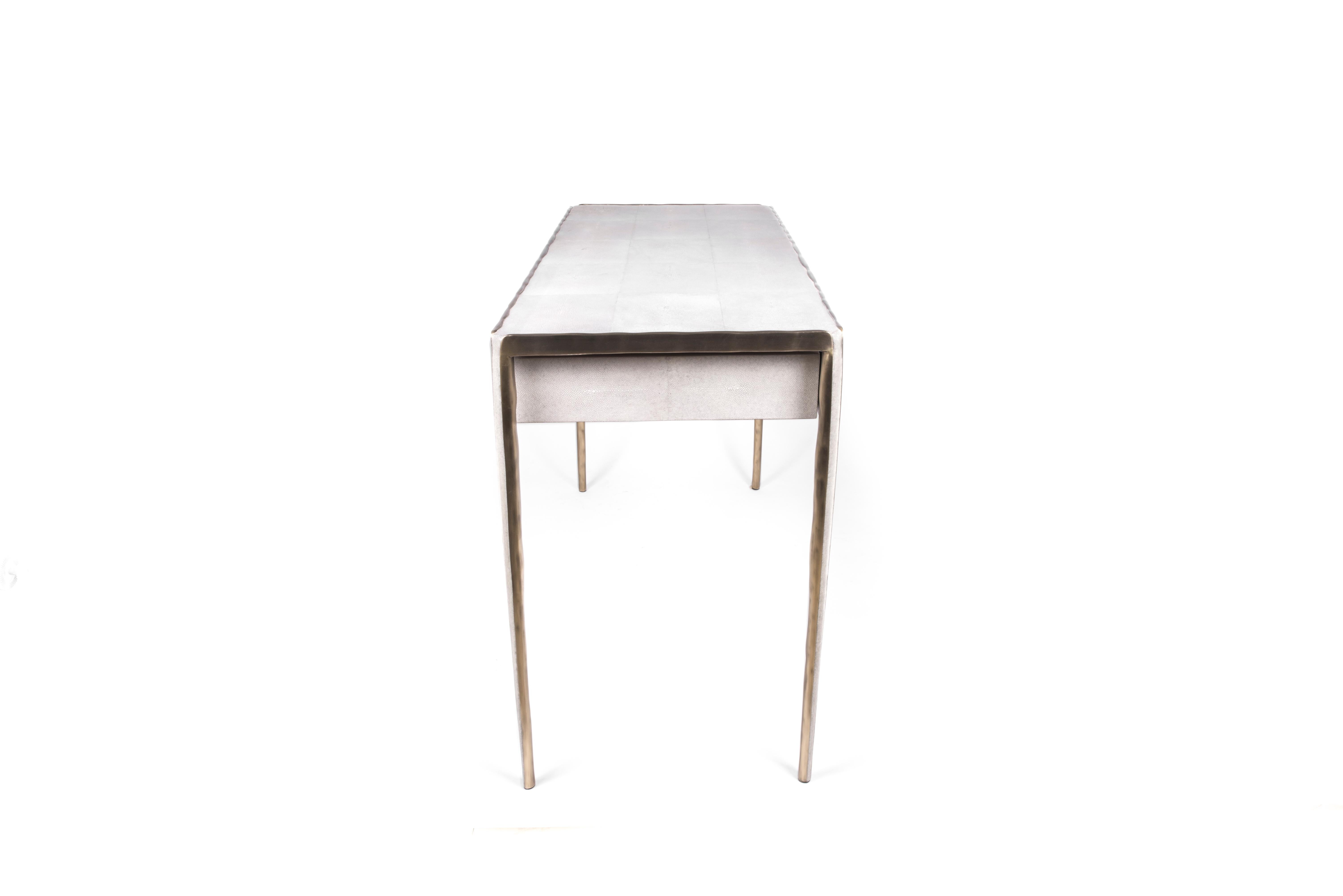 Schreibtisch „Melting“ aus cremefarbenem Chagrinleder und Bronze-Patina-Messing von R&Y Augousti (Französisch) im Angebot