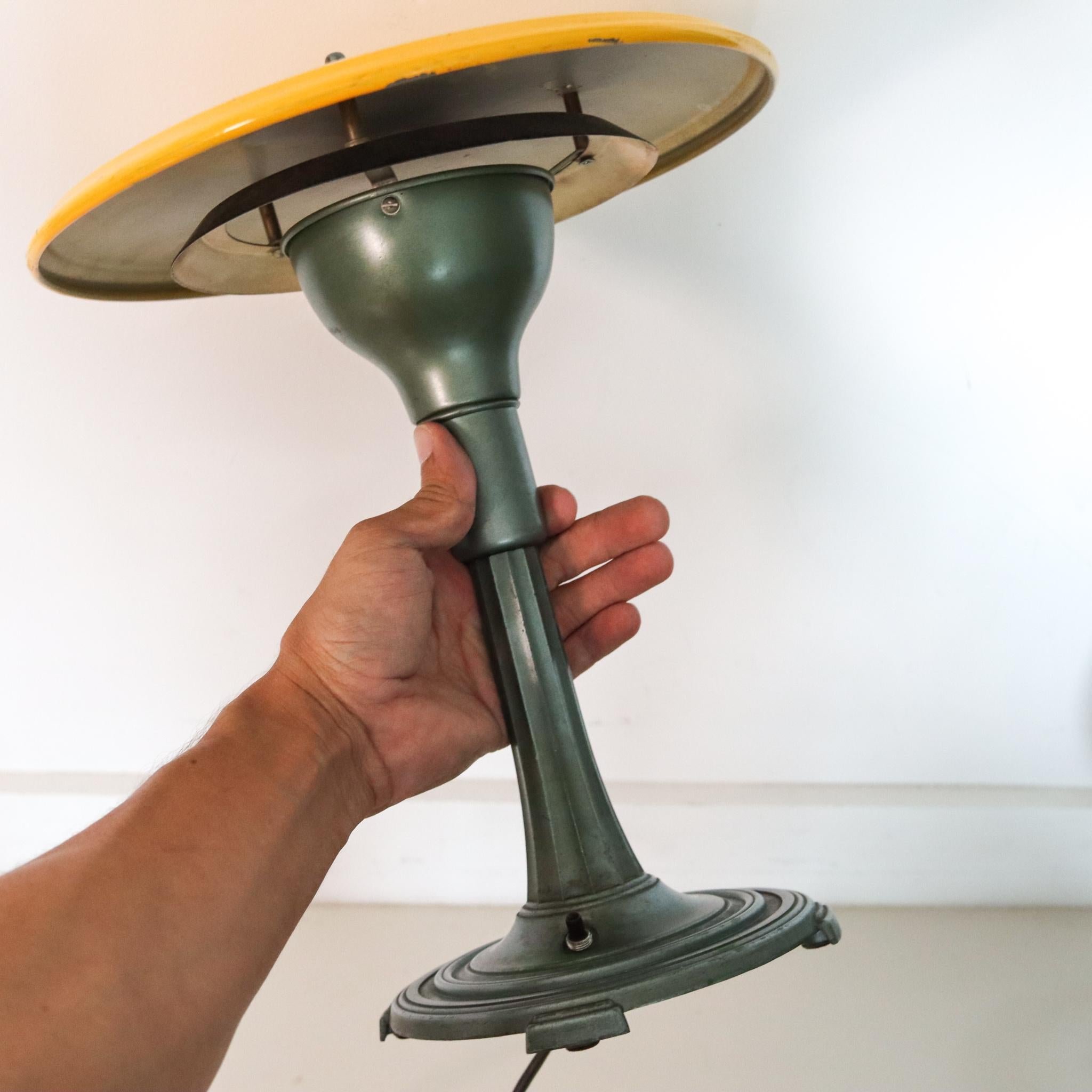 Eine von Melville entworfene Art-Deco-Tischlampe. G. Willer

Schöne stilvolle SightLight Tischlampe, die in Amerika während der Art-Deco-Periode in den 1930er Jahren geschaffen wurde. Diese ikonische elektrische Lampe wurde von Melville entworfen.