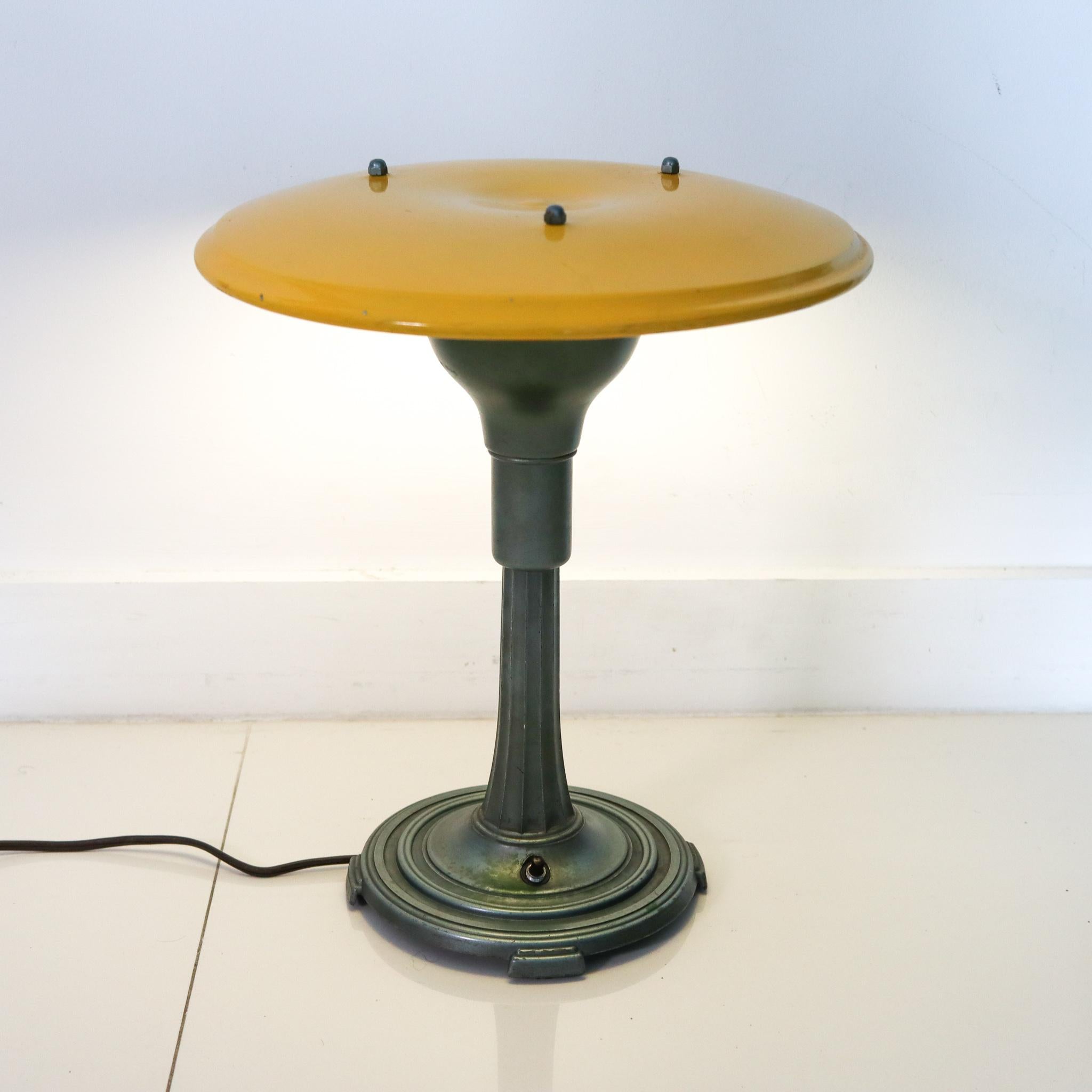 Art-Déco-Tischlampe aus Metall mit gelbem Lack von Melville G. Willer, 1930 (Art déco) im Angebot