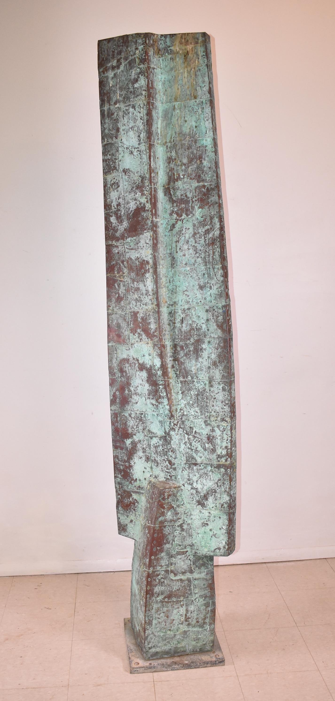 Diese schöne Skulptur aus genageltem und gehämmertem Kupfer über geschnitztem Holz stammt von dem kalifornischen Künstler Melvin Albert Schuler. (1924-2012) Der in San Francisco geborene Künstler und langjährige Professor am Humboldt State College