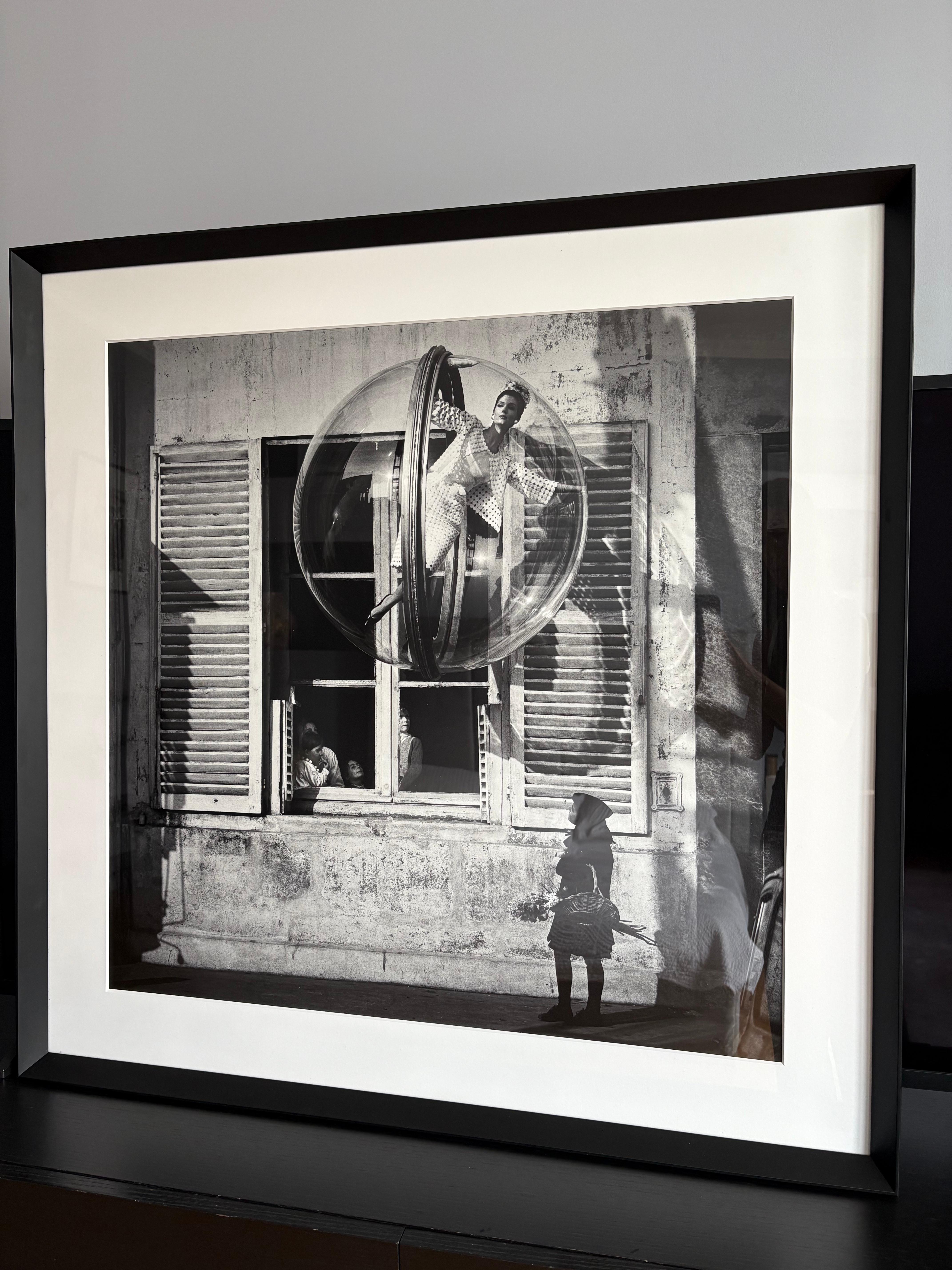 Gesichter von Blumenmädchen - Paris Harper's Bazaar 1963 - Model Simone D'Aillencourt (Amerikanischer Realismus), Photograph, von Melvin Sokolsky