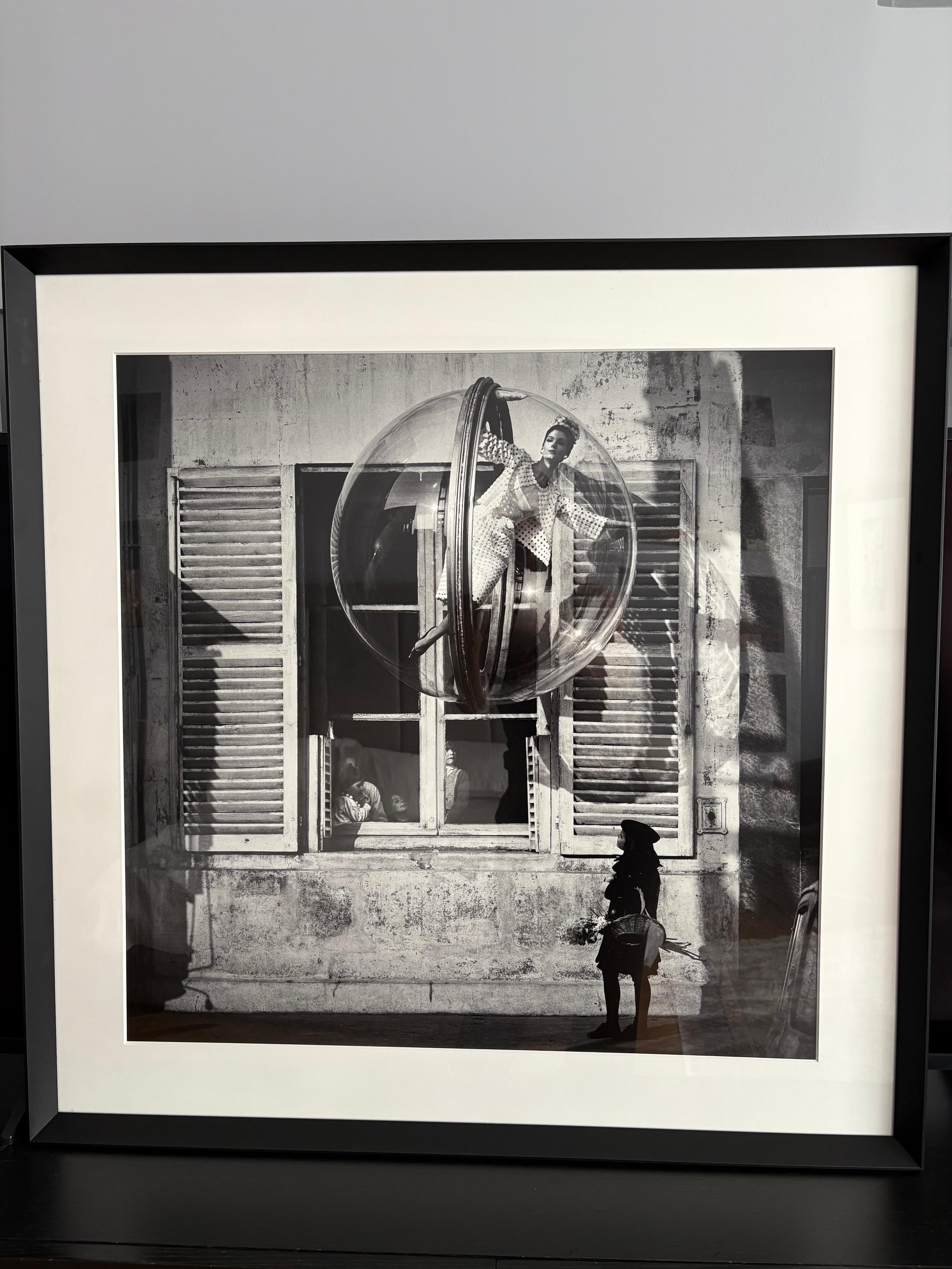 Gesichter von Blumenmädchen - Paris Harper's Bazaar 1963 - Model Simone D'Aillencourt (Schwarz), Black and White Photograph, von Melvin Sokolsky