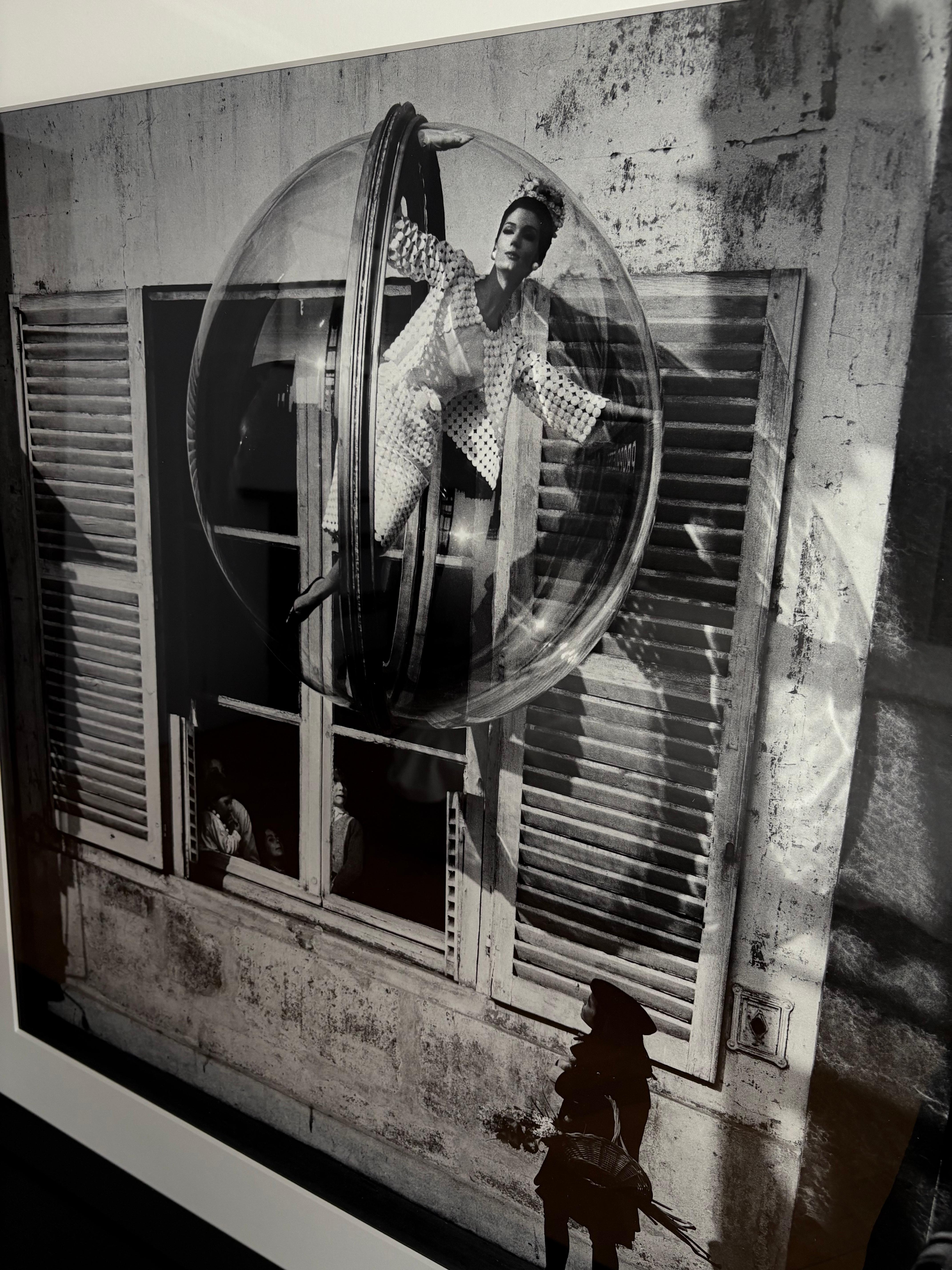 Melvin Sokolsky wurde 1933 in New York geboren und wuchs dort auf, wo er seine Karriere als Stillleben-Fotograf begann.

Er begann seine Karriere bei Harper's Bazaar im Jahr 1959, im Alter von 21 Jahren.

Melvins Werk ist besonders von der Kunst