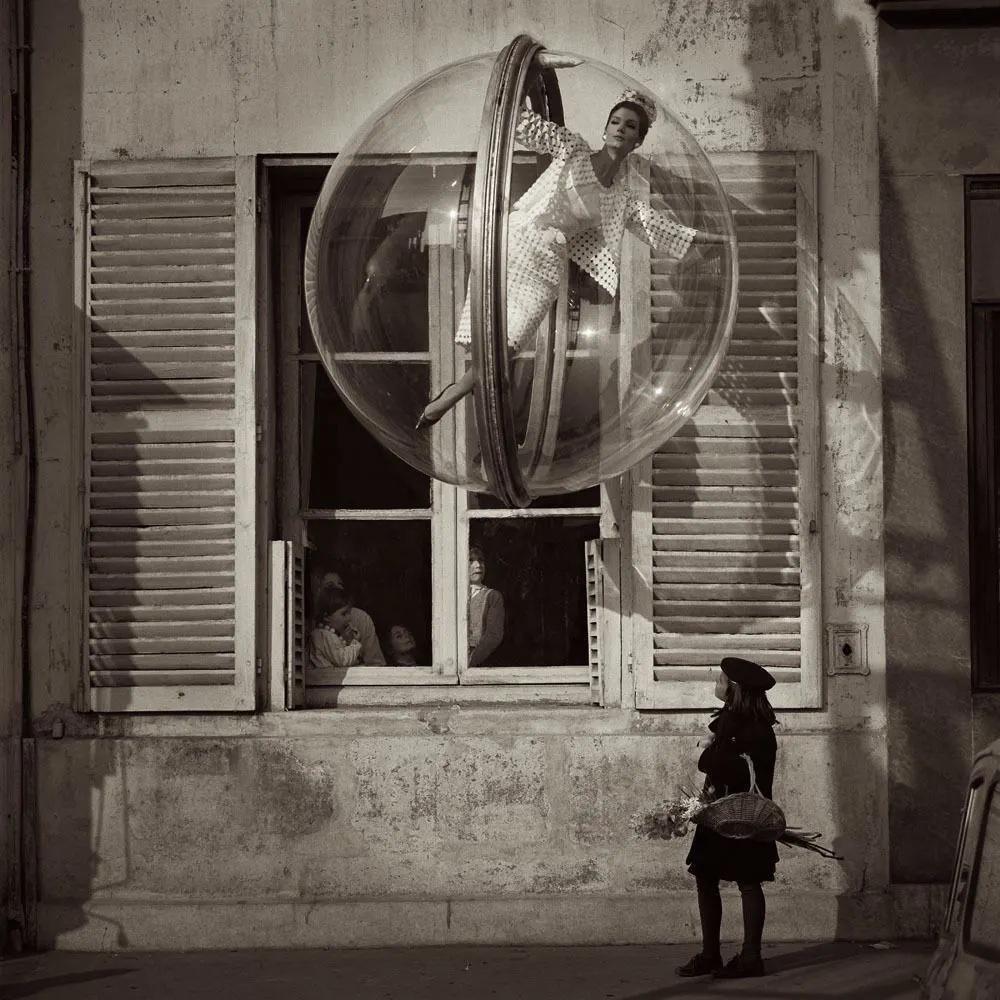 Melvin Sokolsky Black and White Photograph – Gesichter von Blumenmädchen - Paris Harper's Bazaar 1963 - Model Simone D'Aillencourt