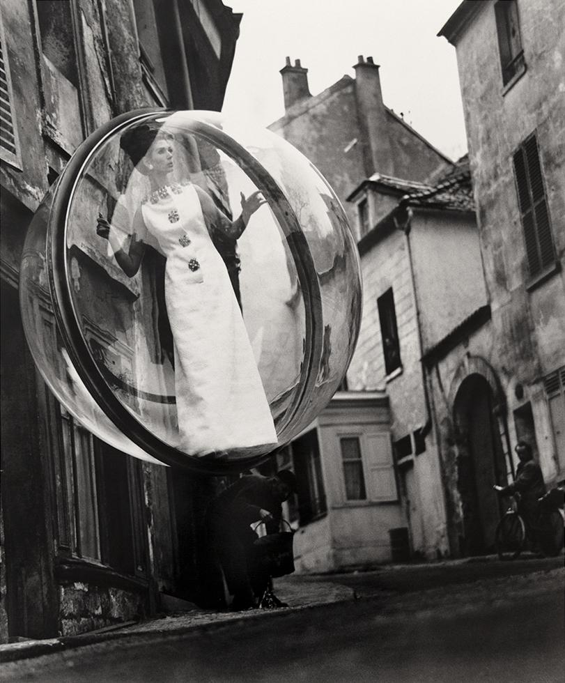 Melvin Sokolsky Figurative Photograph – Saint Germain, Paris