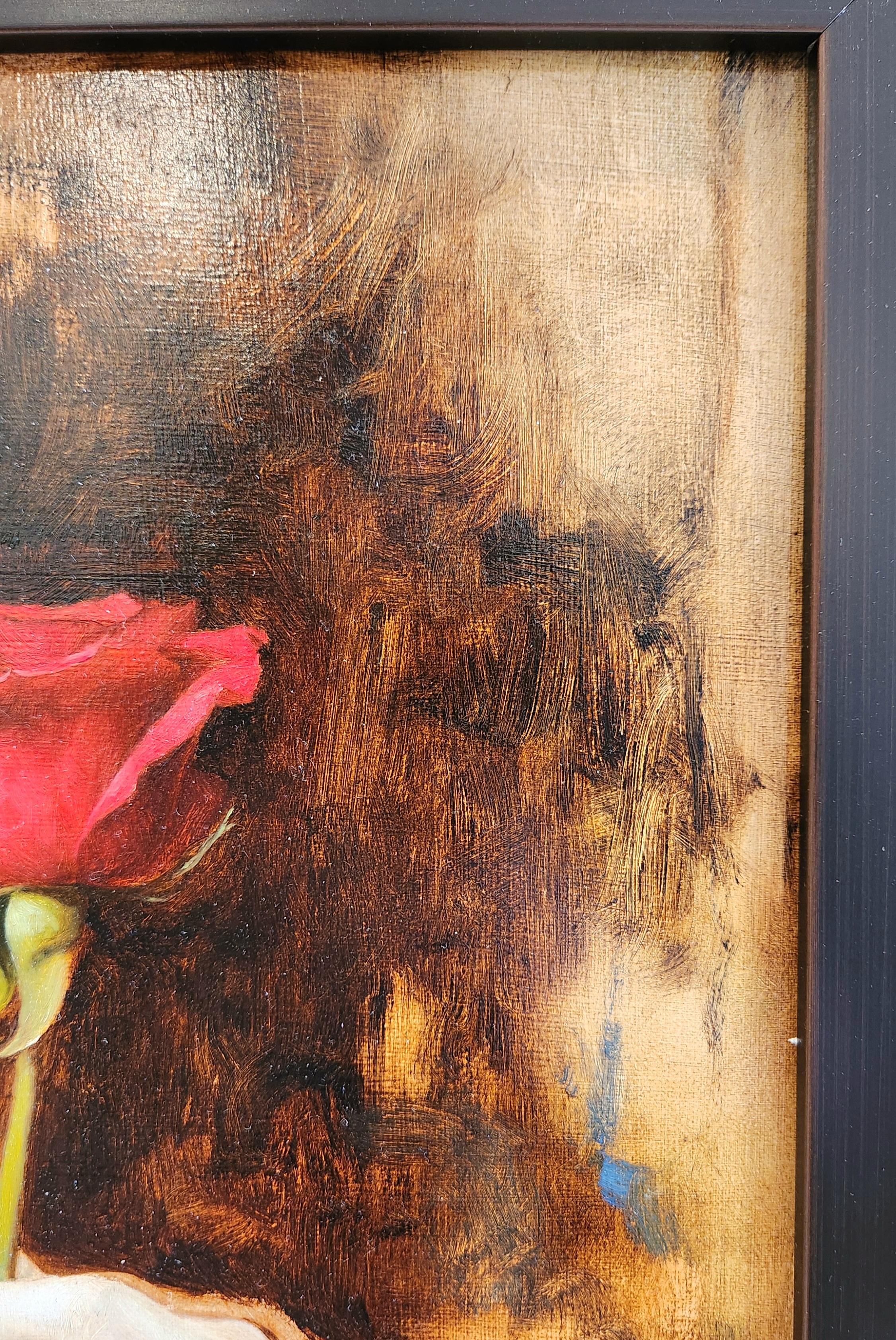 Questo elegante dipinto raffigura le mani di una persona che tiene in mano e ammira una rosa. Lo sfondo dell'opera è di un beige chiaro con una sfumatura di marrone intenso che crea una bella profondità alla scena. Le mani della figura sfumano nelle