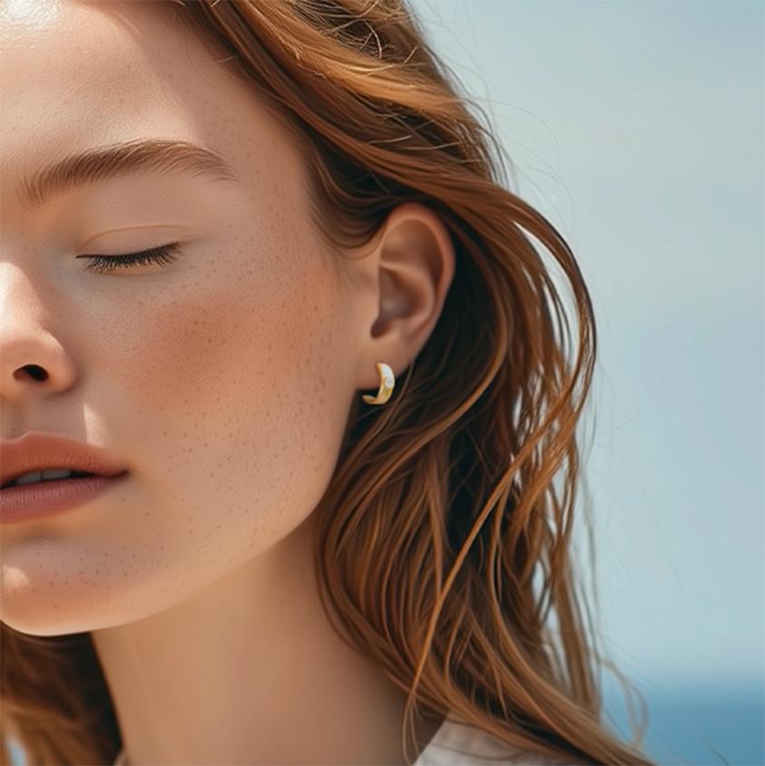 Un sussurro d'oro con un unico punto luce, il Meme Diamond Huggie distilla l'eleganza moderna nella sua forma più pura. Tranquillo, luminoso e incredibilmente versatile, sembra un piccolo momento di splendore che puoi indossare ogni