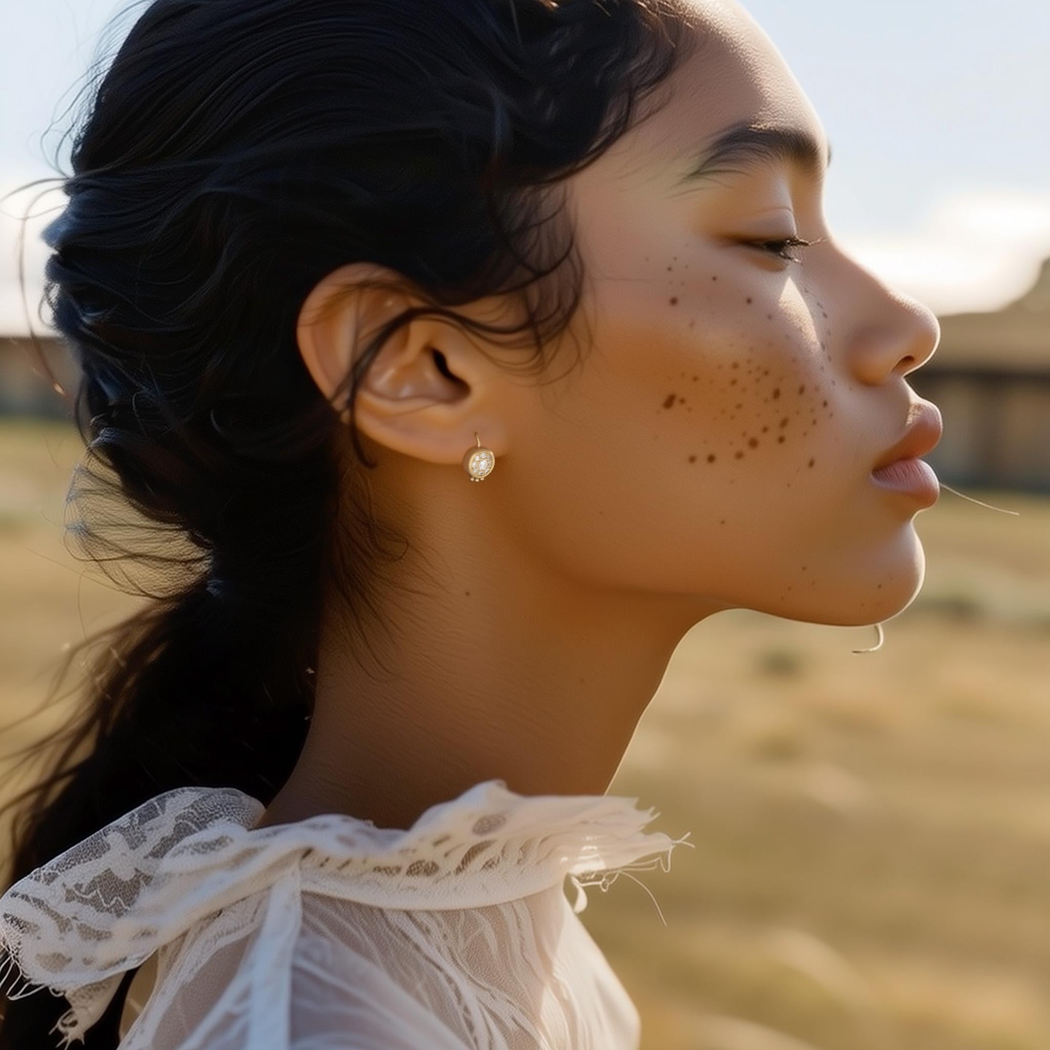 Una constelación luminosa que cobra vida, el Pendiente Musa captura el poder silencioso de la luz dorada y el brillo de los diamantes reunidos en perfecta armonía. Su forma circular radiante, escultural y atemporal se siente como un talismán