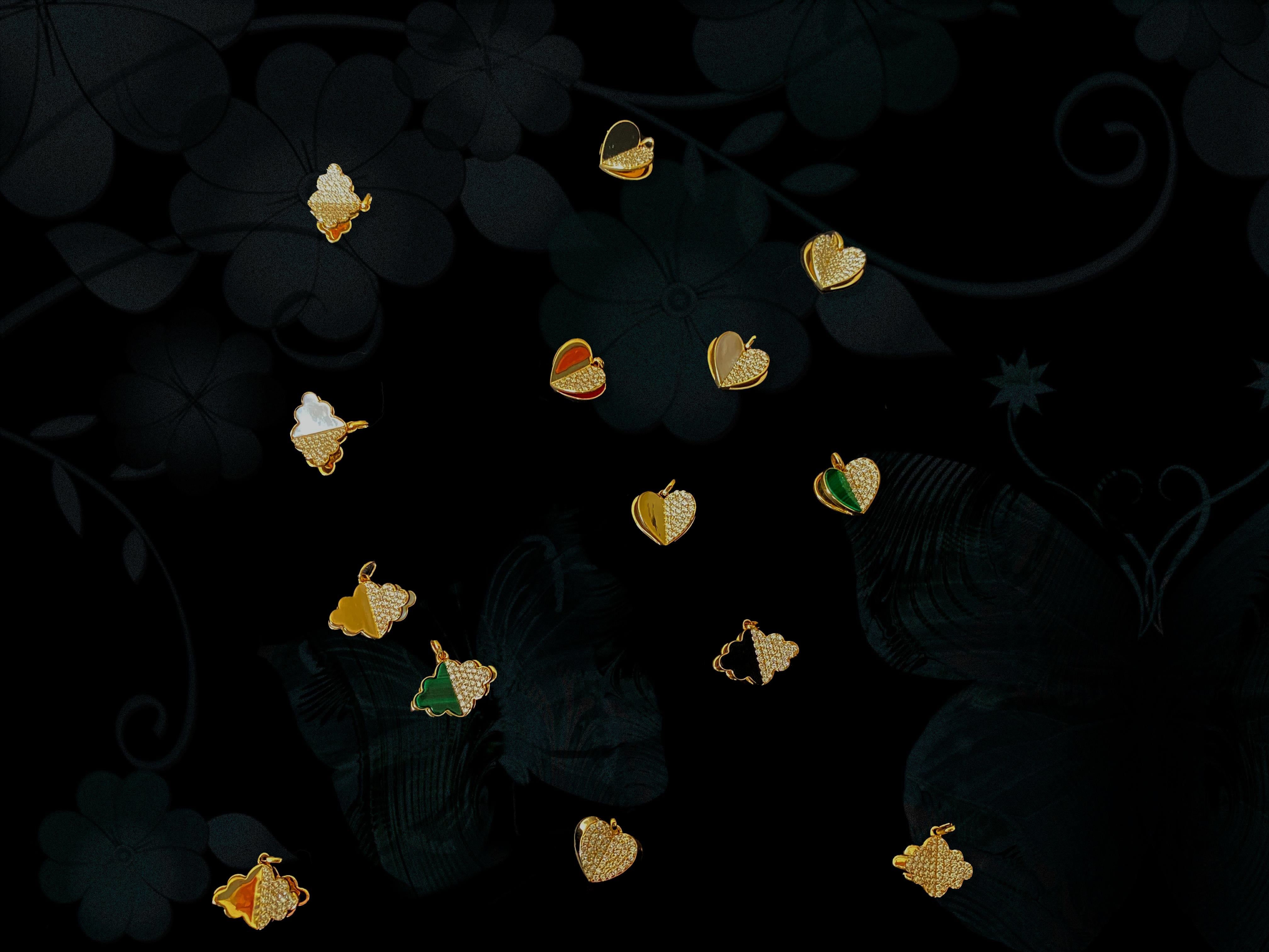 Ciondolo Memento, interamente in oro, con diamante singolo su nuvola superiore e ciondolo a forma di pagine in vendita 4