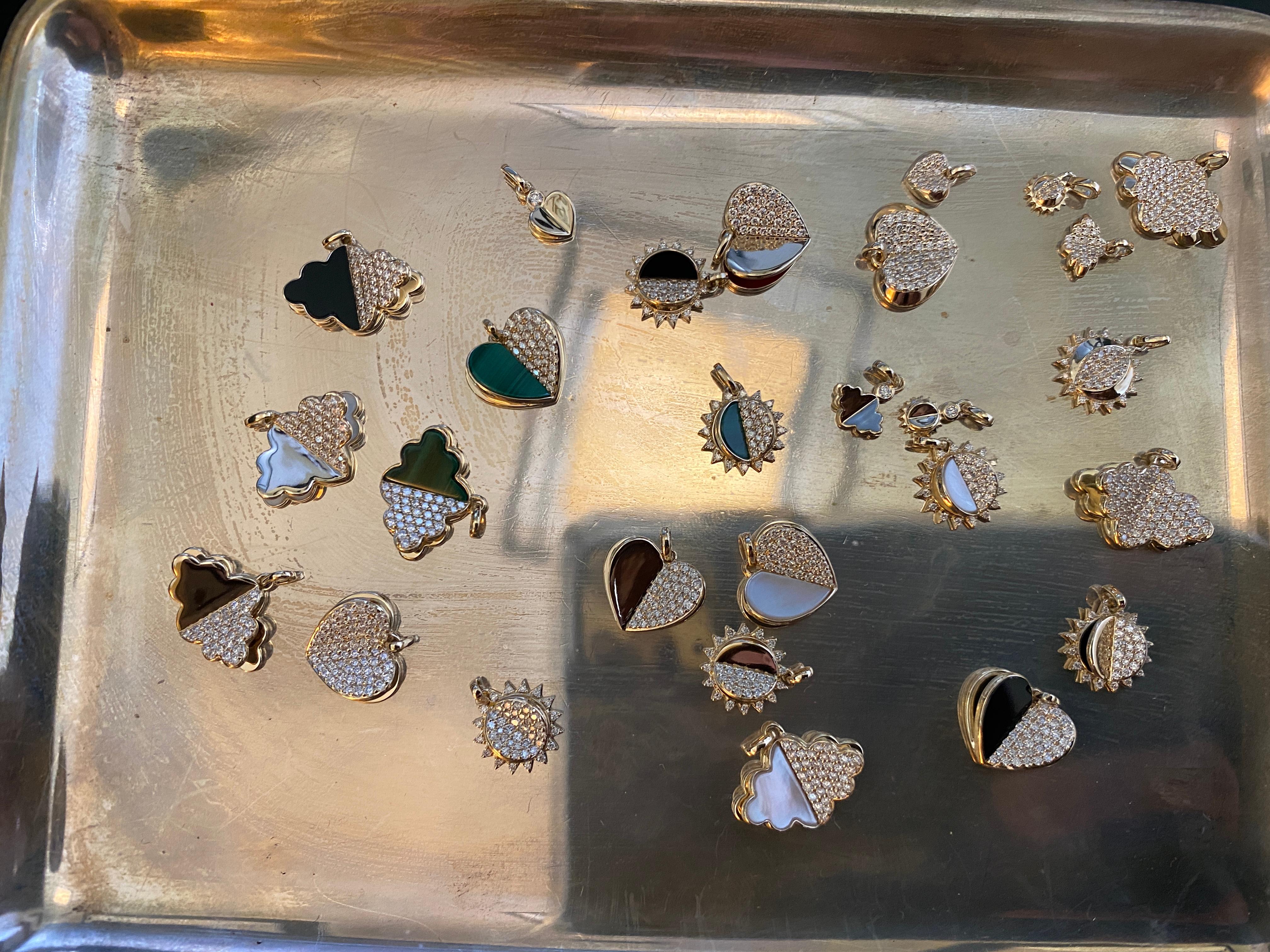 Ciondolo Memento, interamente in oro, con diamante singolo su nuvola superiore e ciondolo a forma di pagine in vendita 5