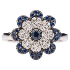 Blumenring mit abwechselnd blauem Saphir und Diamant von Memento aus Weißgold, Medium