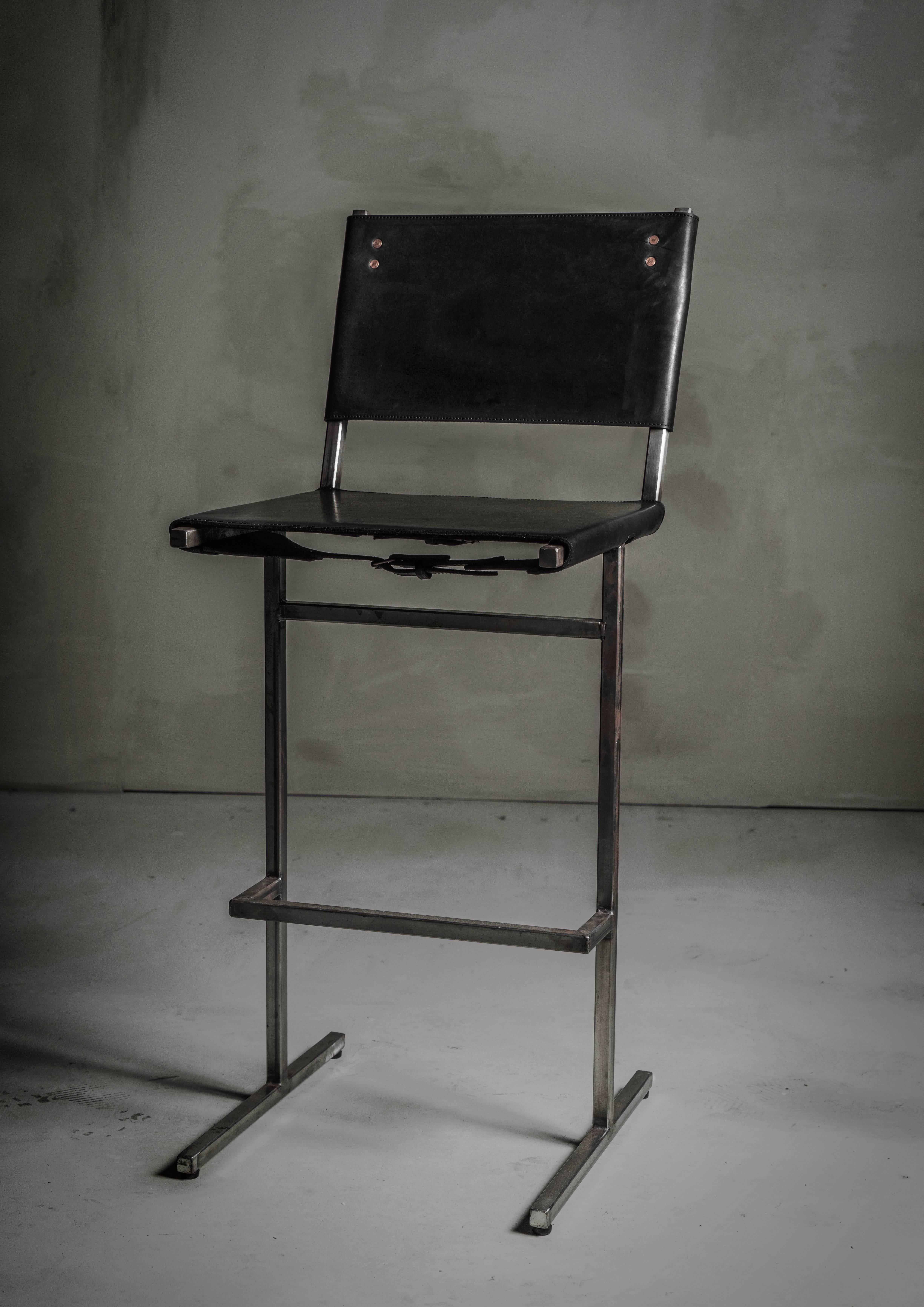 Taburete de bar Memento - Jesse Sanderson, WDSTCK Studio
Silla original firmada por Jesse Sanderson.
Dimensiones: 106 x 40 x 45 cm.
Altura del asiento: 70 cm.

Pensando en una robusta silla escolar de roble de los años 50,
Sanderson nos