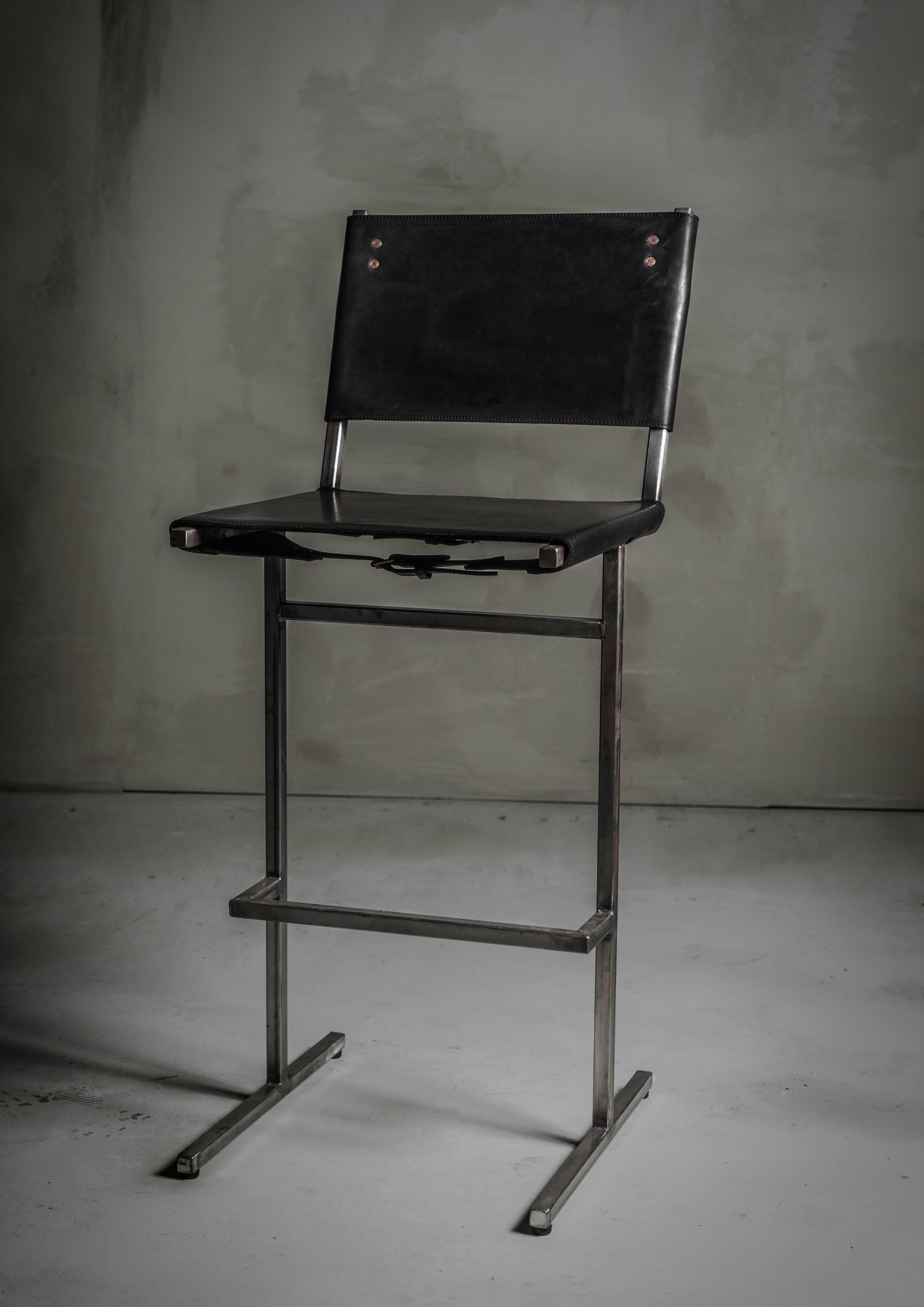 Memento barstool - Jesse Sanderson, WDSTCK Studio
Original signed chair by Jesse Sanderson.
Dimensions: 106 x 40 x 45 cm.
Seat height: 70 cm.

With a sturdy oak school chair from the 1950s in mind,
Sanderson takes us back to his childhood and