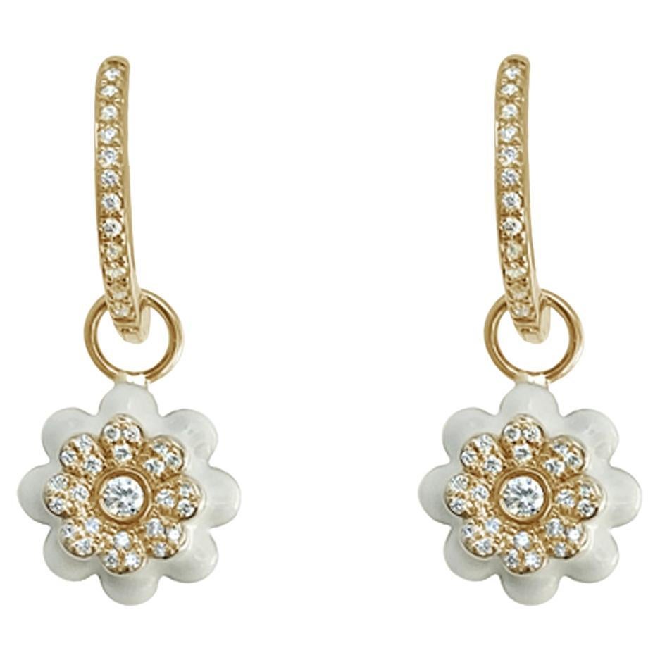 Halber Diamant-Ohrring mit weißer Emaille-Blume von Memento aus Gelbgold