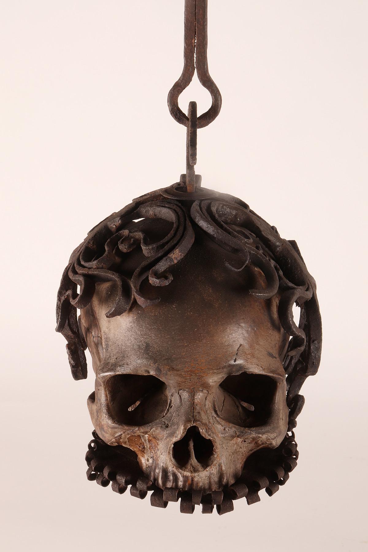 Memento mori. Ein Käfig und aufgehängte Schädelskulptur, Deutschland, spätes 17. Jahrhundert. 6