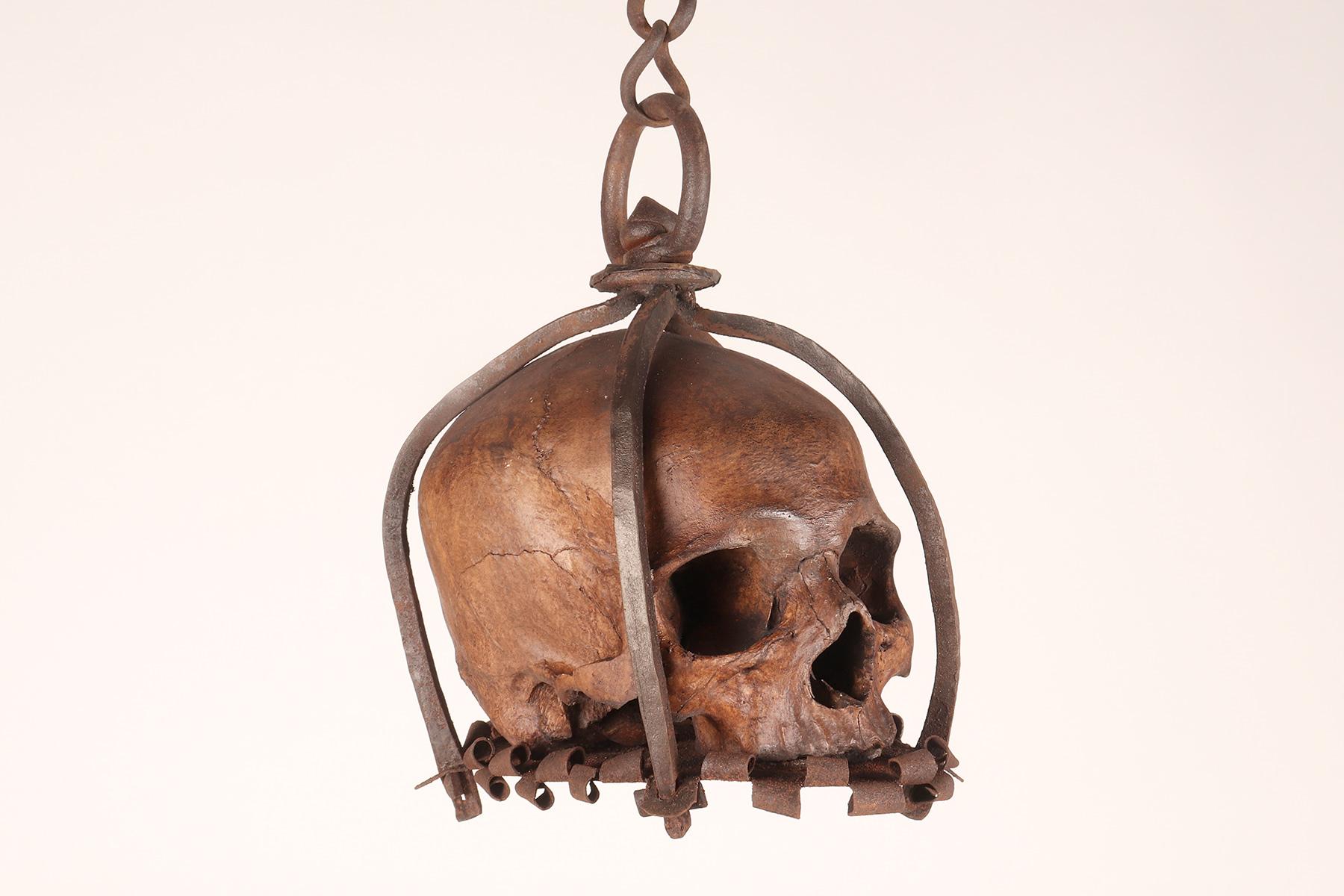 Memento mori. Ein Käfig und aufgehängte Schädelskulptur, Deutschland, spätes 17. Jahrhundert. im Angebot 6